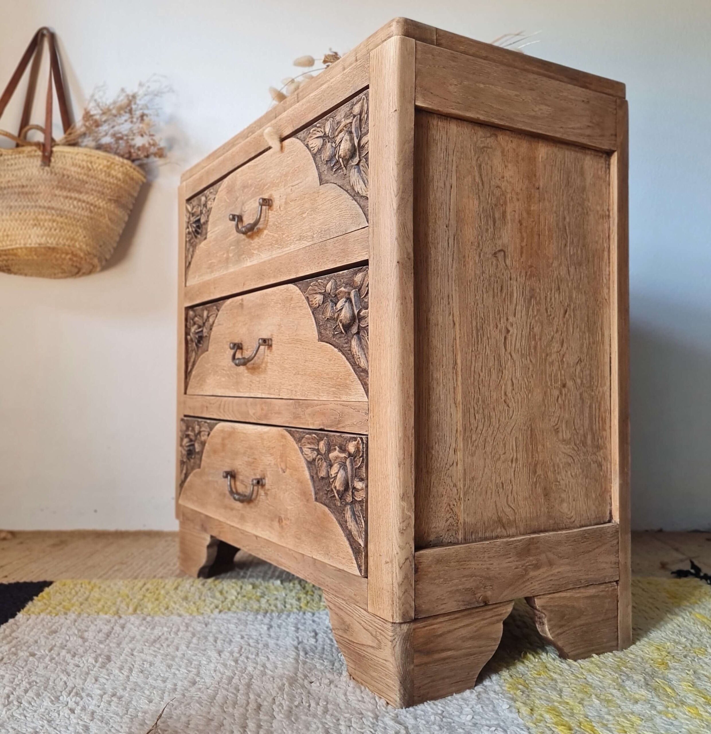 commode-vintage-bois-sculpte-style-rustique-chic