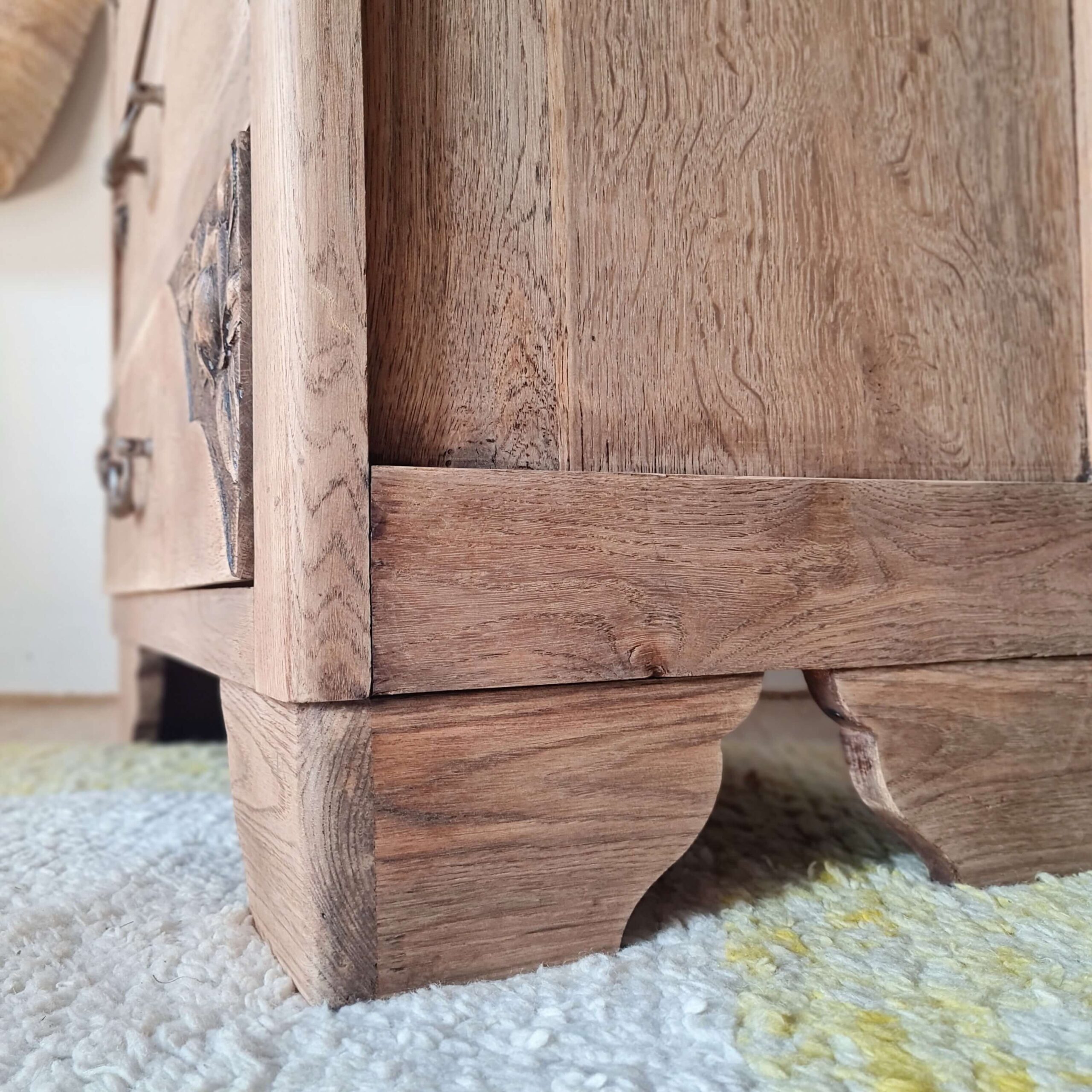 detail-pieds-sabots-commode-bois-massif