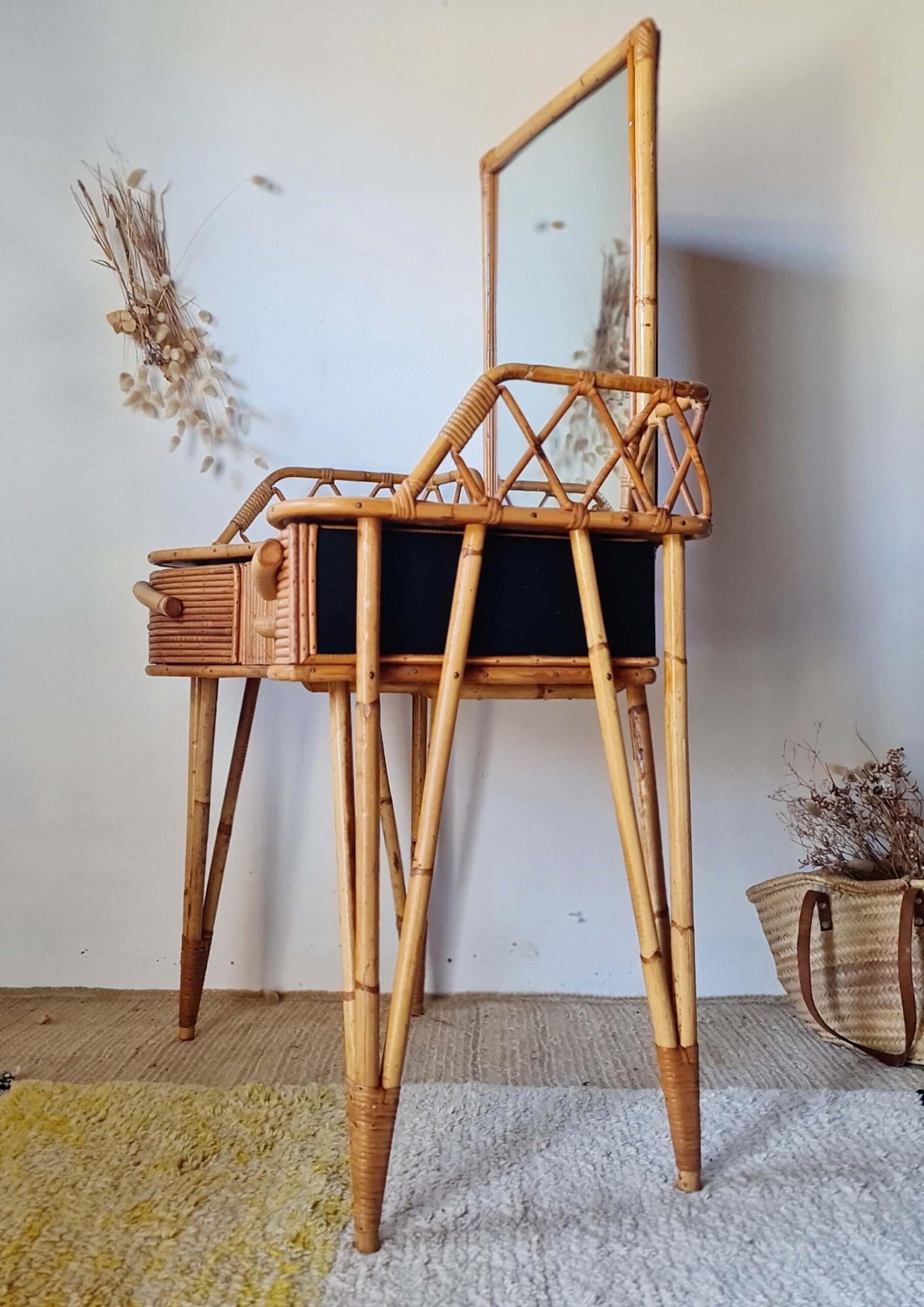 coiffeuse-rotin-vue-trois-quarts-profil-vintage