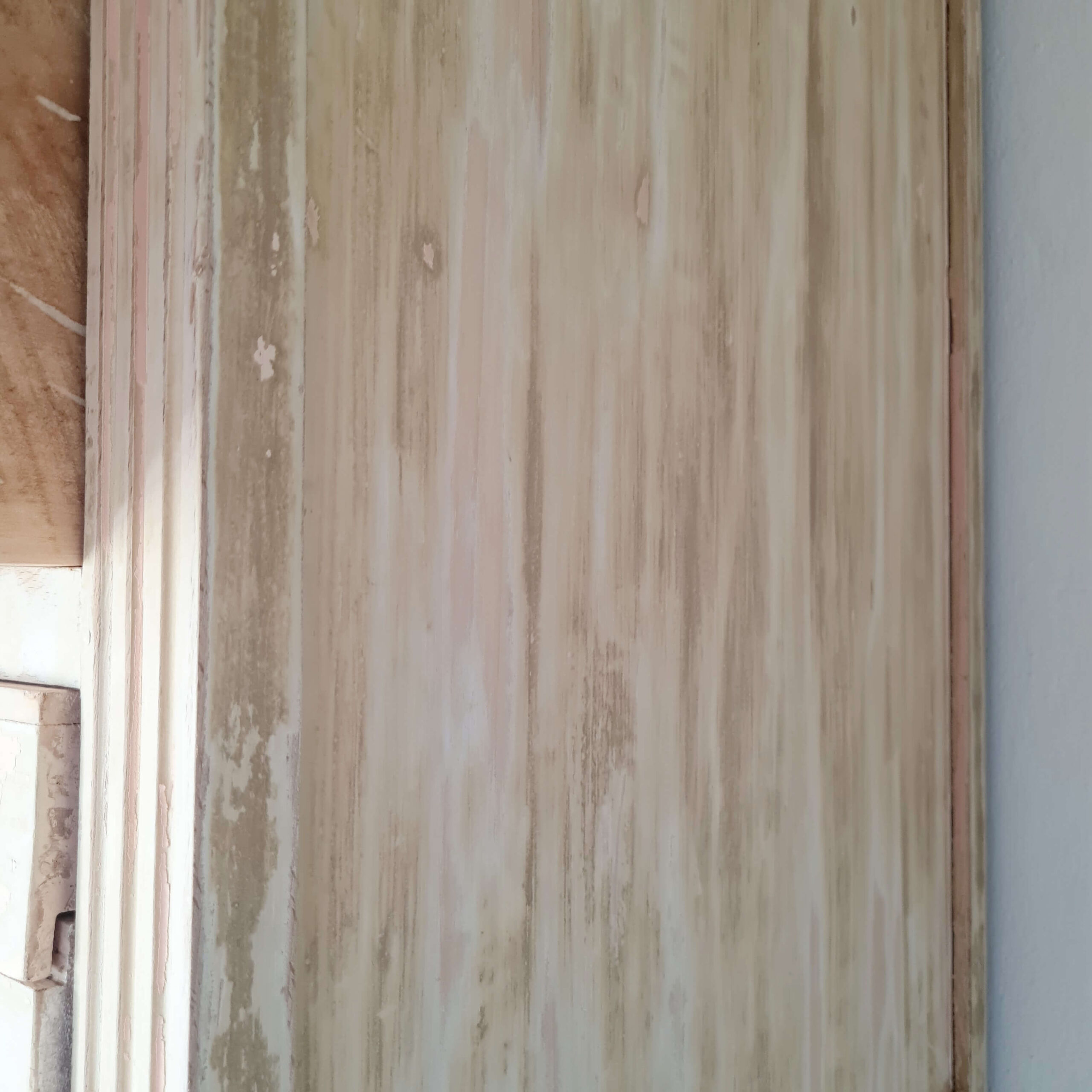 Vue rapprochée de la structure latérale en bois patiné, illustrant la texture et le vécu du meuble.