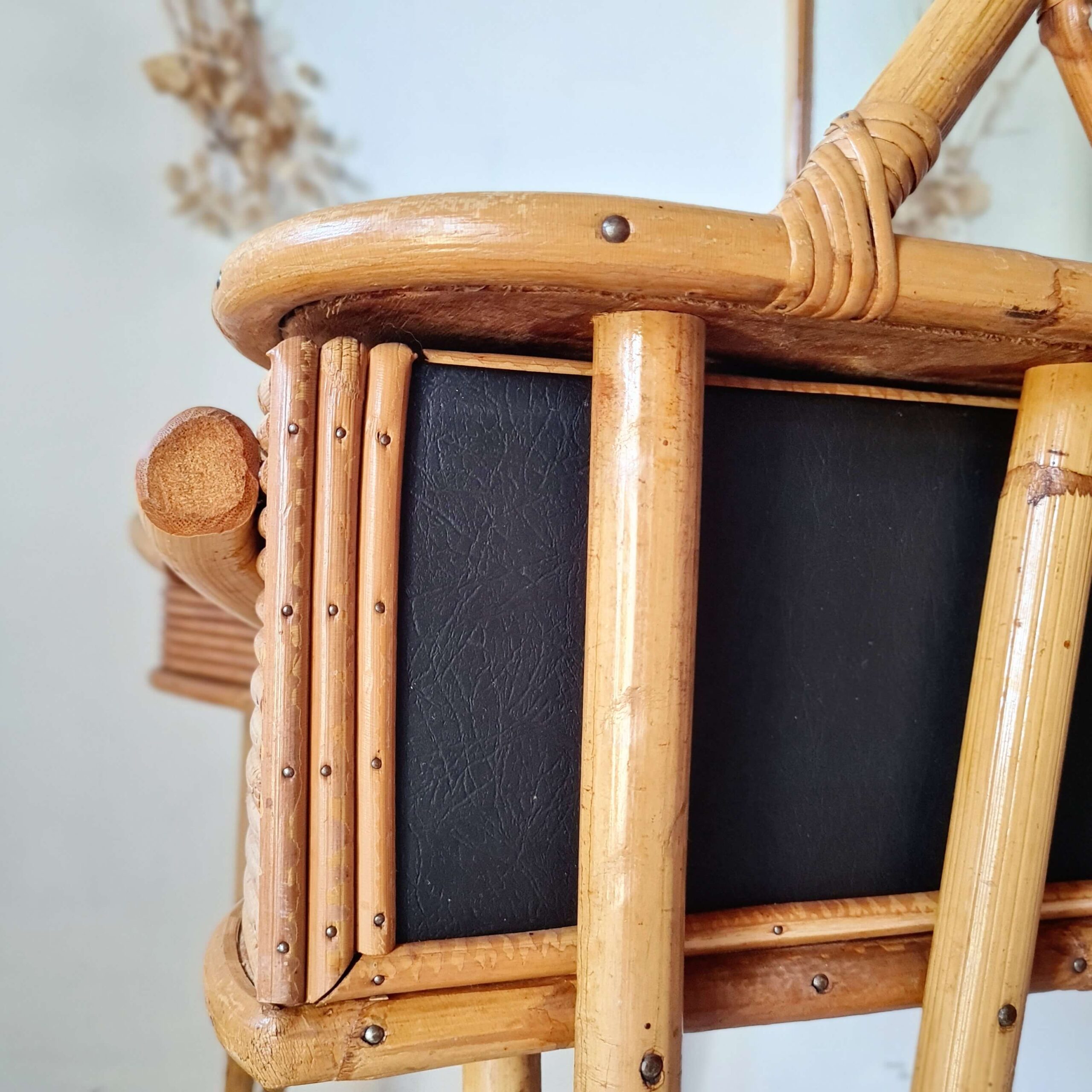 detail-finition-arriere-croisillons-bambou-coiffeuse-rotin