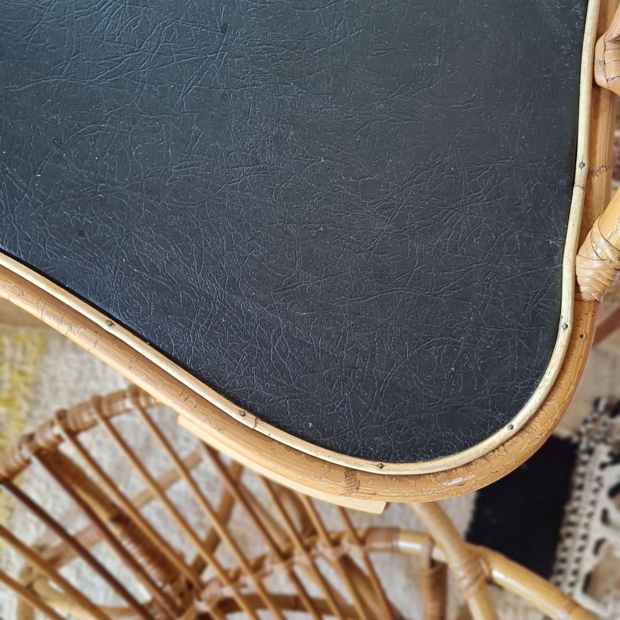 detail-finition-rotin-revetement-vinyle-noir-coiffeuse