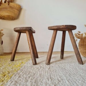 Tabourets tripodes assise demi-lune anciens en bois brut