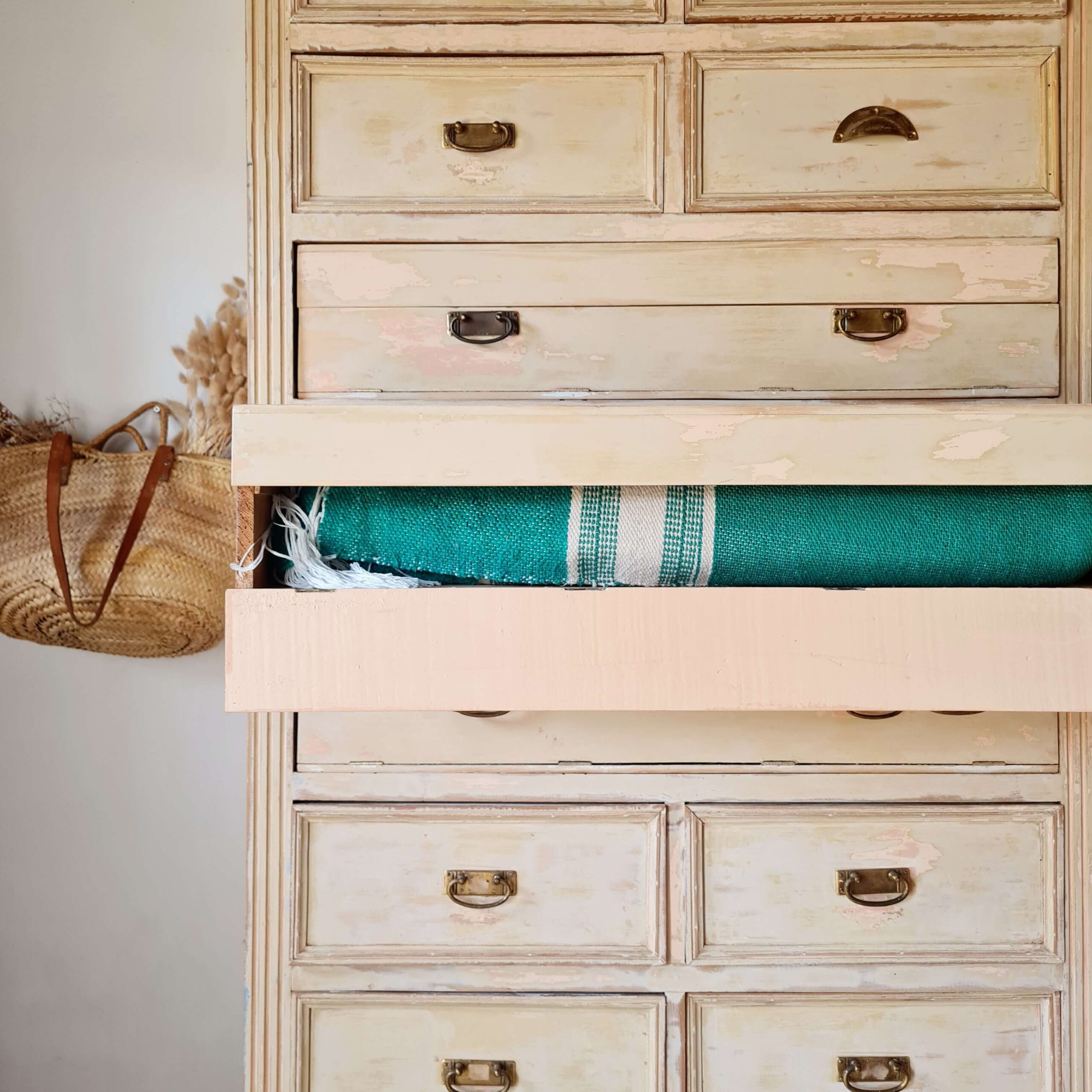 Mise en situation du meuble de mercerie avec un tiroir ouvert présentant un textile, soulignant son côté pratique et décoratif.