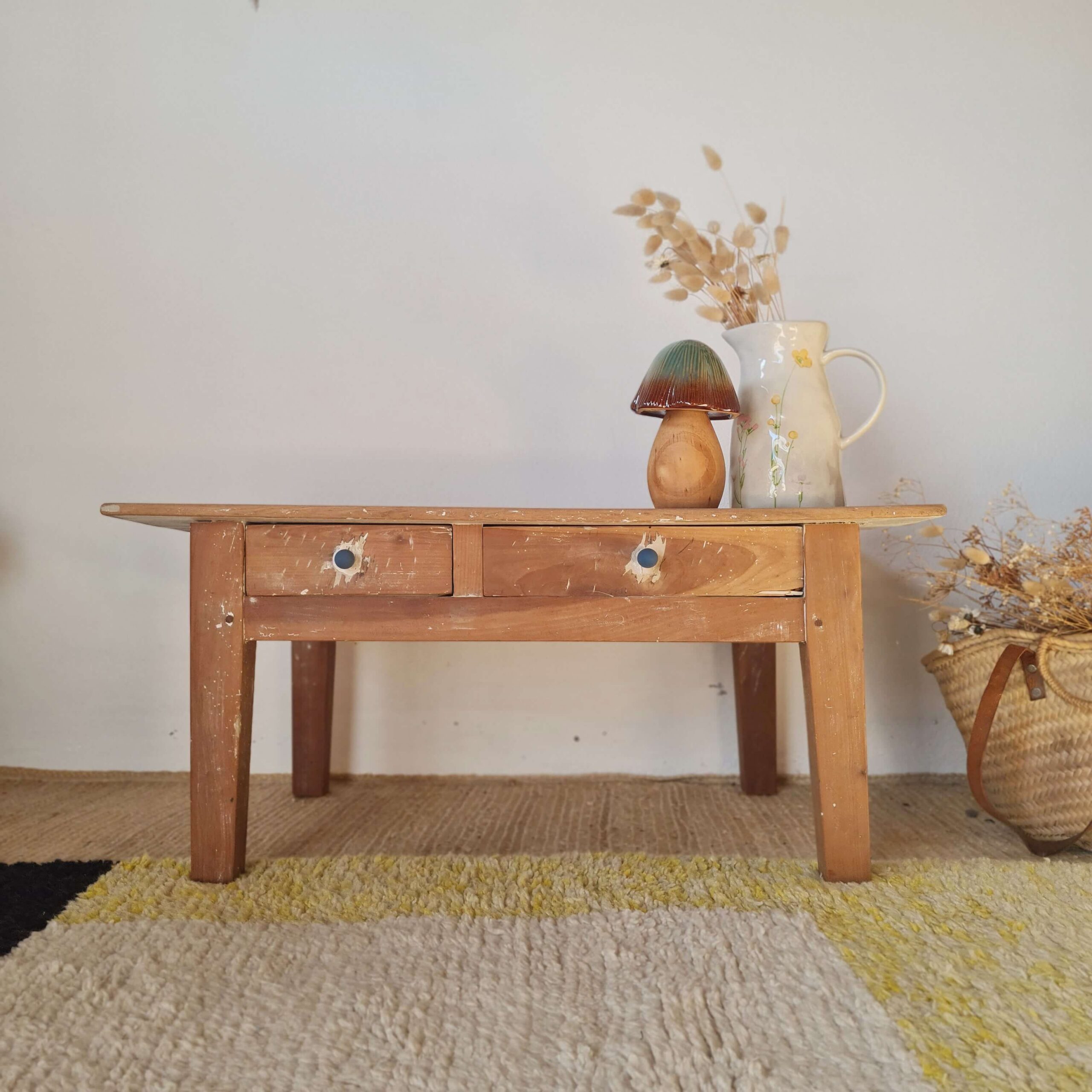 Table basse ancienne en bois avec tiroirs et boutons bleus, meuble de style campagne chic pour salon