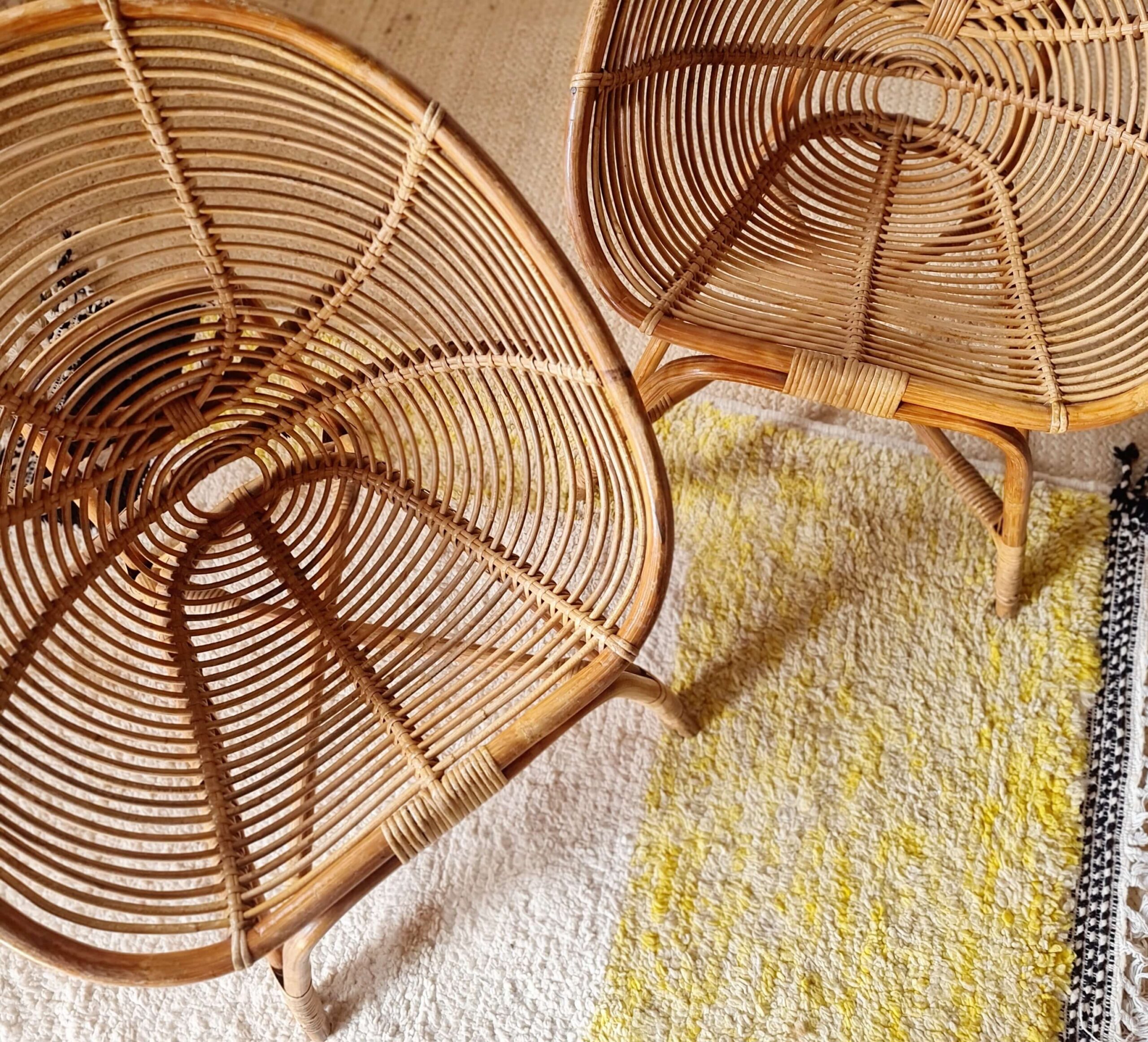 Vue plongeante en gros plan sur l'assise tressée d'un fauteuil vintage en rotin, illustrant la finesse et la géométrie des courbes