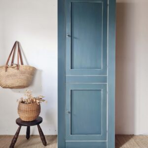 Vue complète d'une armoire haute en bois massif peinte en bleu, idéale pour une décoration d'intérieur au style campagne chic.