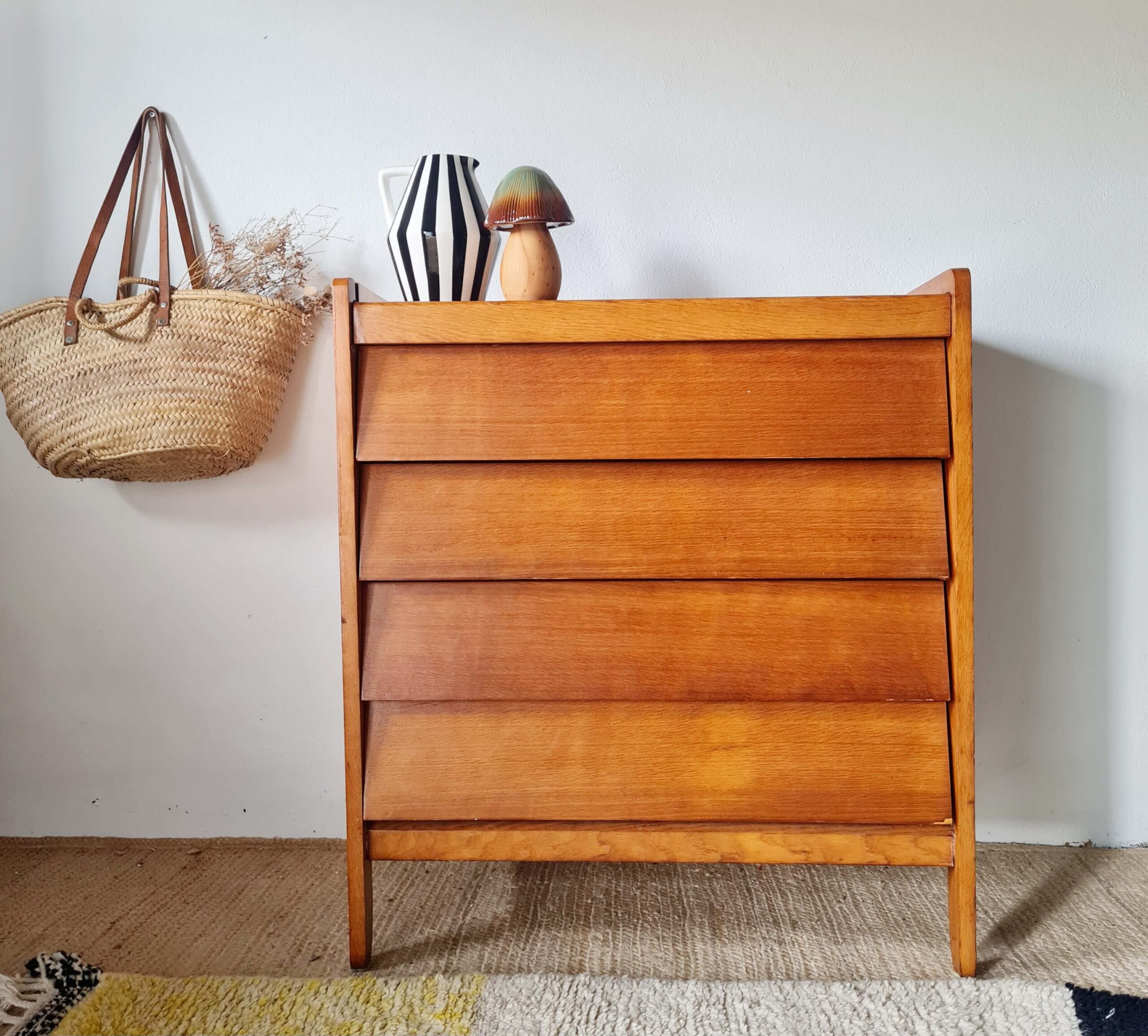 Vue de face d'un meuble de rangement rétro en chêne clair au style mid-century moderne, disponible chez Factory Vintage.
