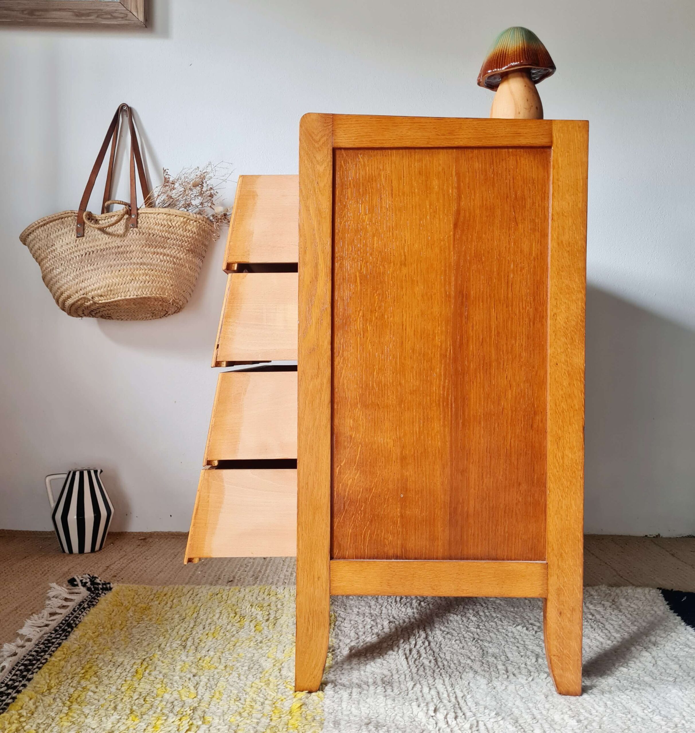 Vue de profil d'une commode des années 60 avec tiroirs ouverts en cascade, illustrant l'inclinaison unique des façades, Factory Vintage.