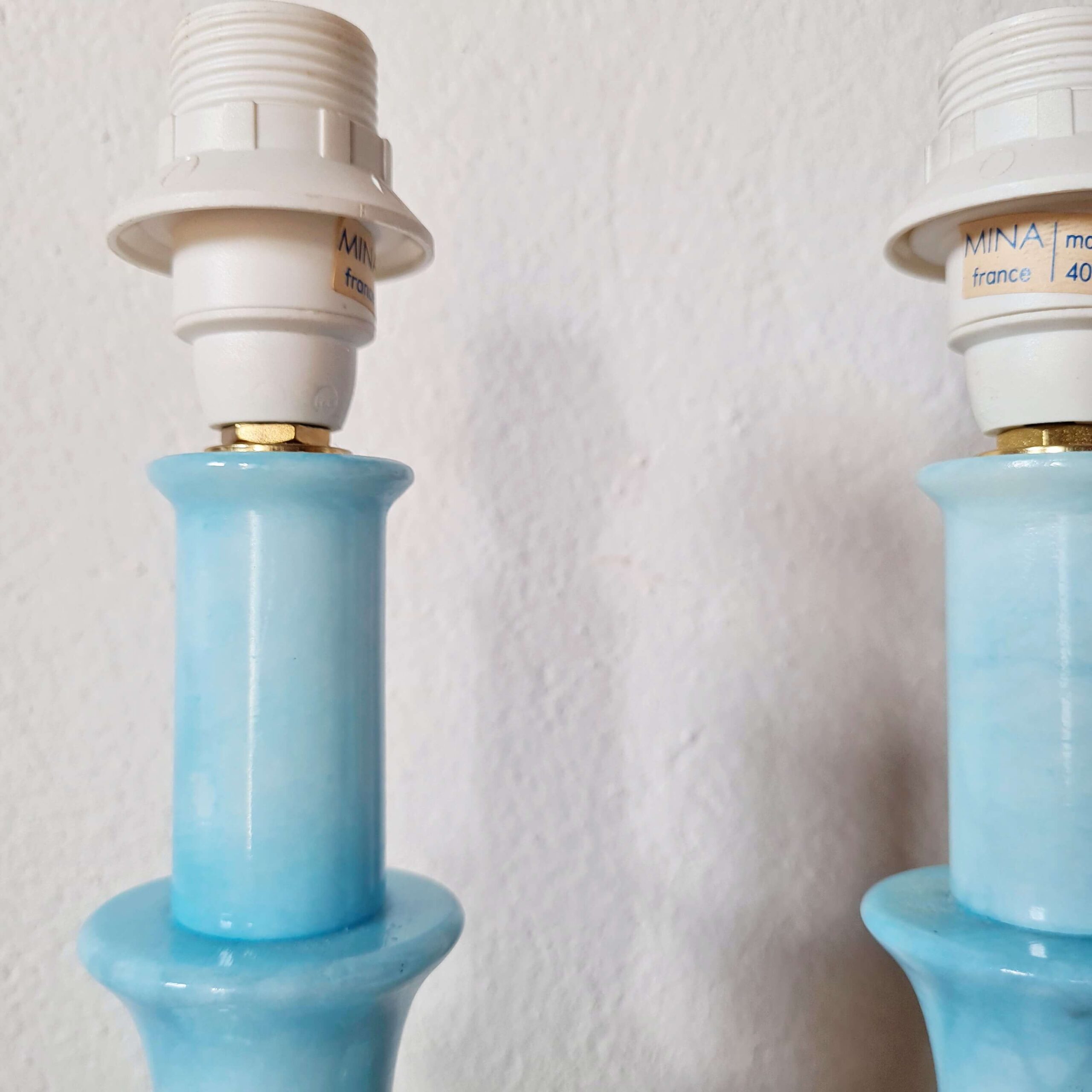 Détail des douilles et de la partie supérieure de la paire de pieds de lampe en opaline bleu marbré