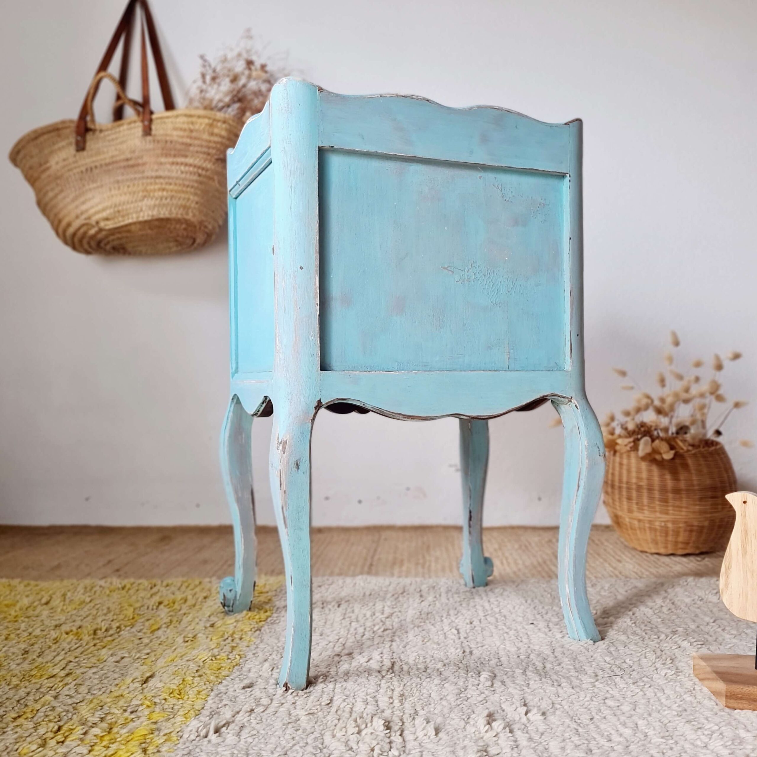 Vue arrière de la table de nuit ancienne peinte en bleu turquoise