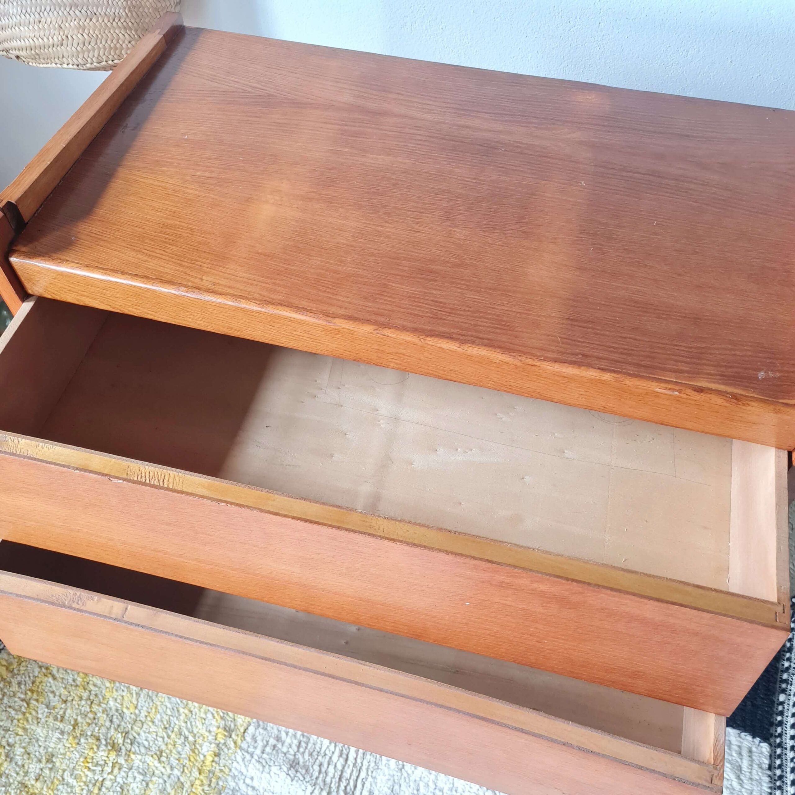 ue de dessus de l'intérieur propre et sain des tiroirs en bois d'une commode des années 60, Factory Vintage.
