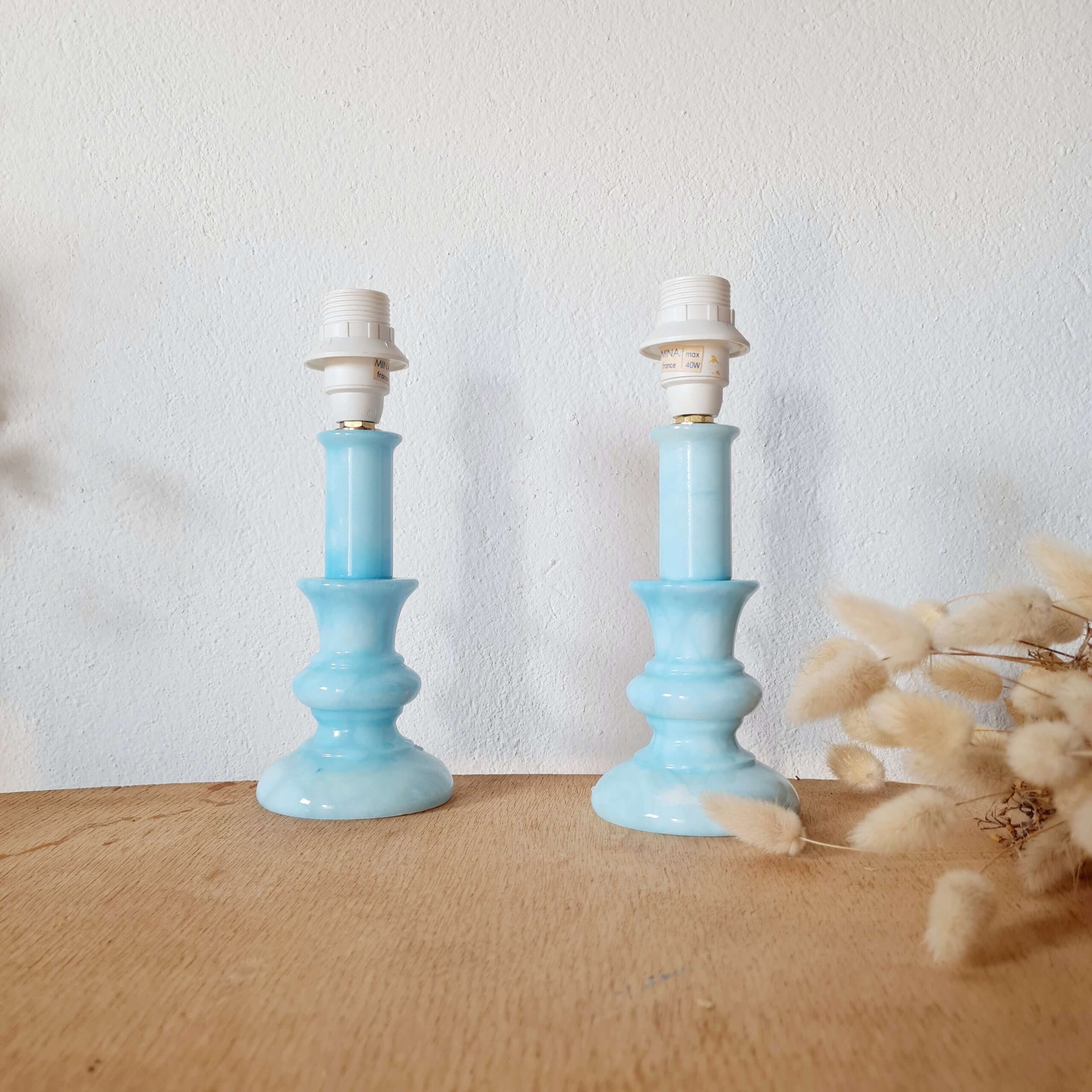 Paire de luminaires vintage en opaline bleu ciel de forme balustre sur fond blanc