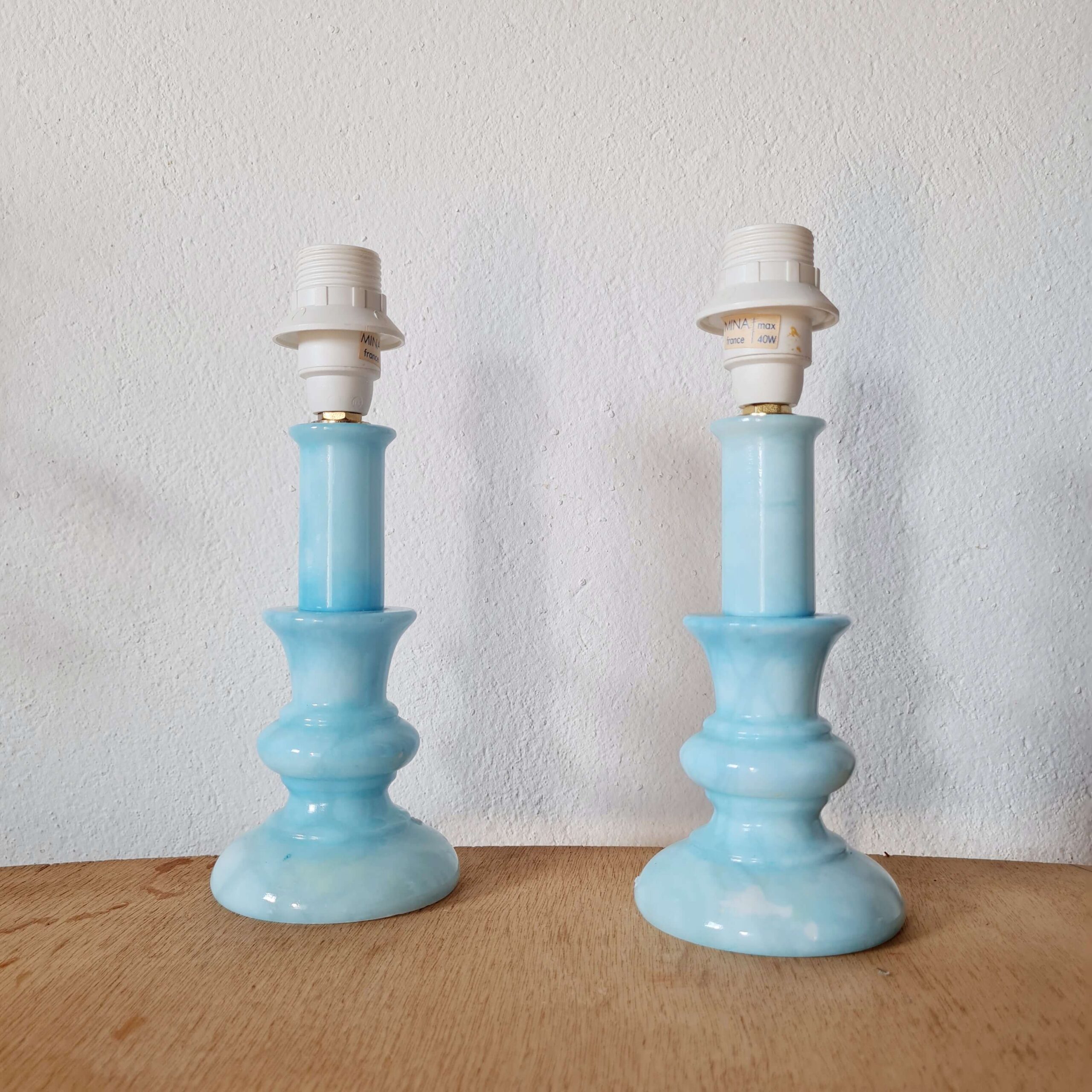 Vue de face de deux pieds de lampe rétro en opaline bleue marbrée signés Mina France