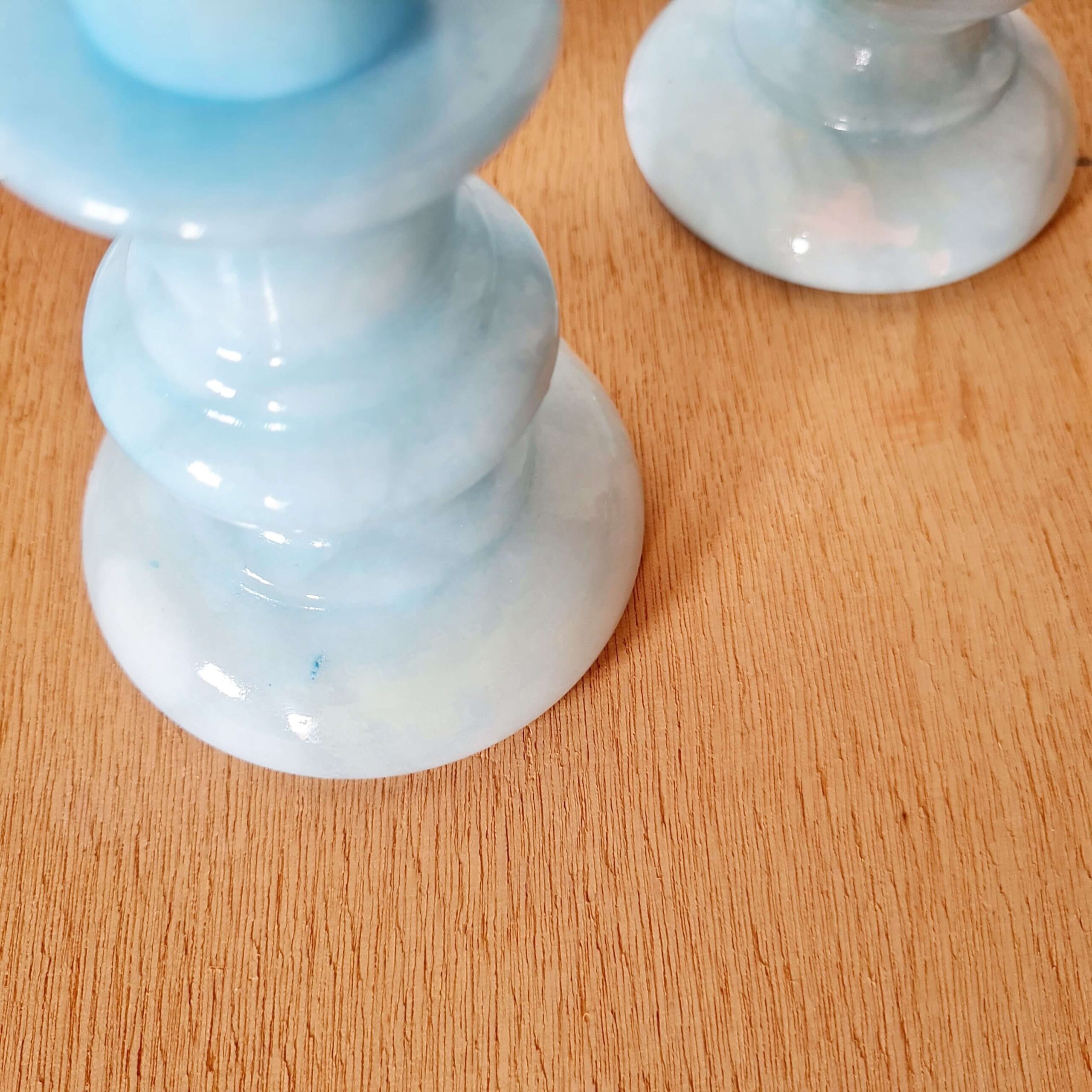 Vue plongeante sur les bases arrondies et brillantes de la paire de lampes en opaline marbrée