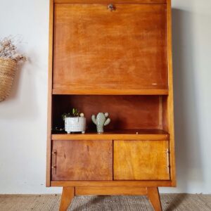 Meuble secrétaire vintage en bois des années 50 avec pieds compas, niche ouverte et portes coulissantes basses.