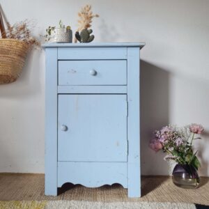 Petit chiffonnier vintage en bois peint bleu ciel avec un tiroir, une porte et des boutons d'origine en bois, parfait pour une entrée