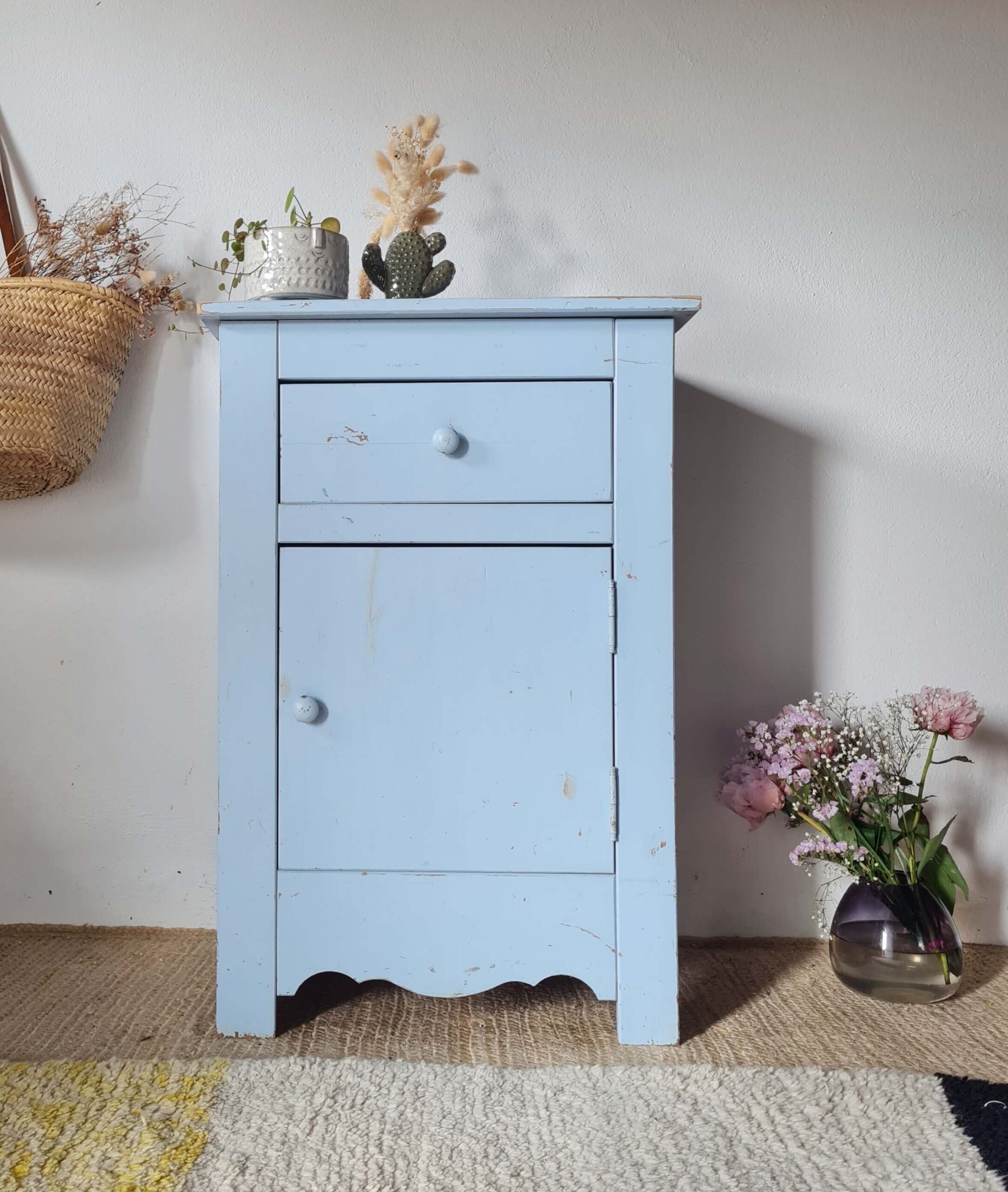 Petit chiffonnier vintage en bois peint bleu ciel avec un tiroir, une porte et des boutons d'origine en bois, parfait pour une entrée