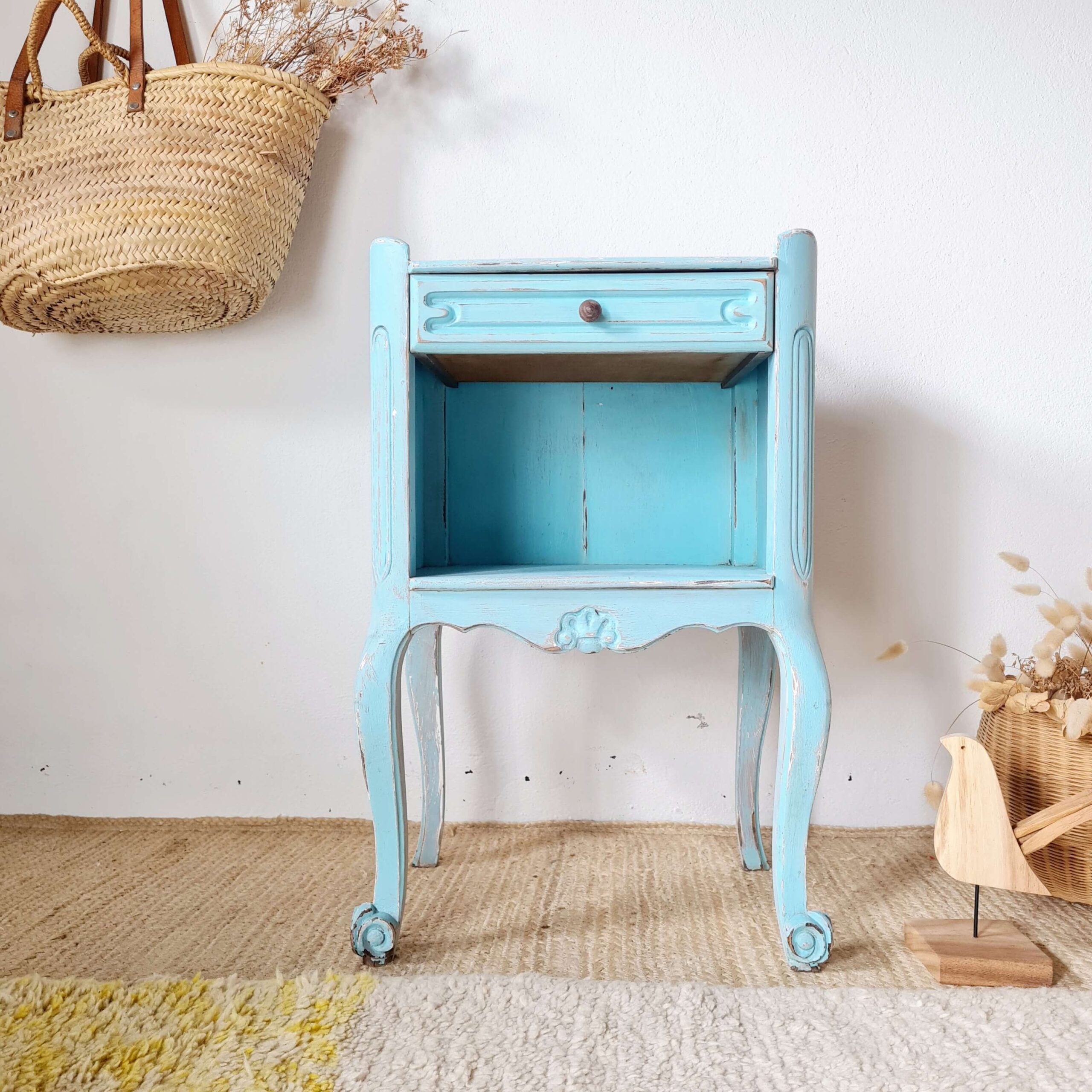 Table de chevet vintage bleu turquoise de style Louis XV avec tiroir et niche de rangement