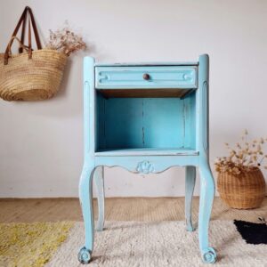 Petite table de nuit vintage bleu turquoise esprit meuble de métier ou de brocante.