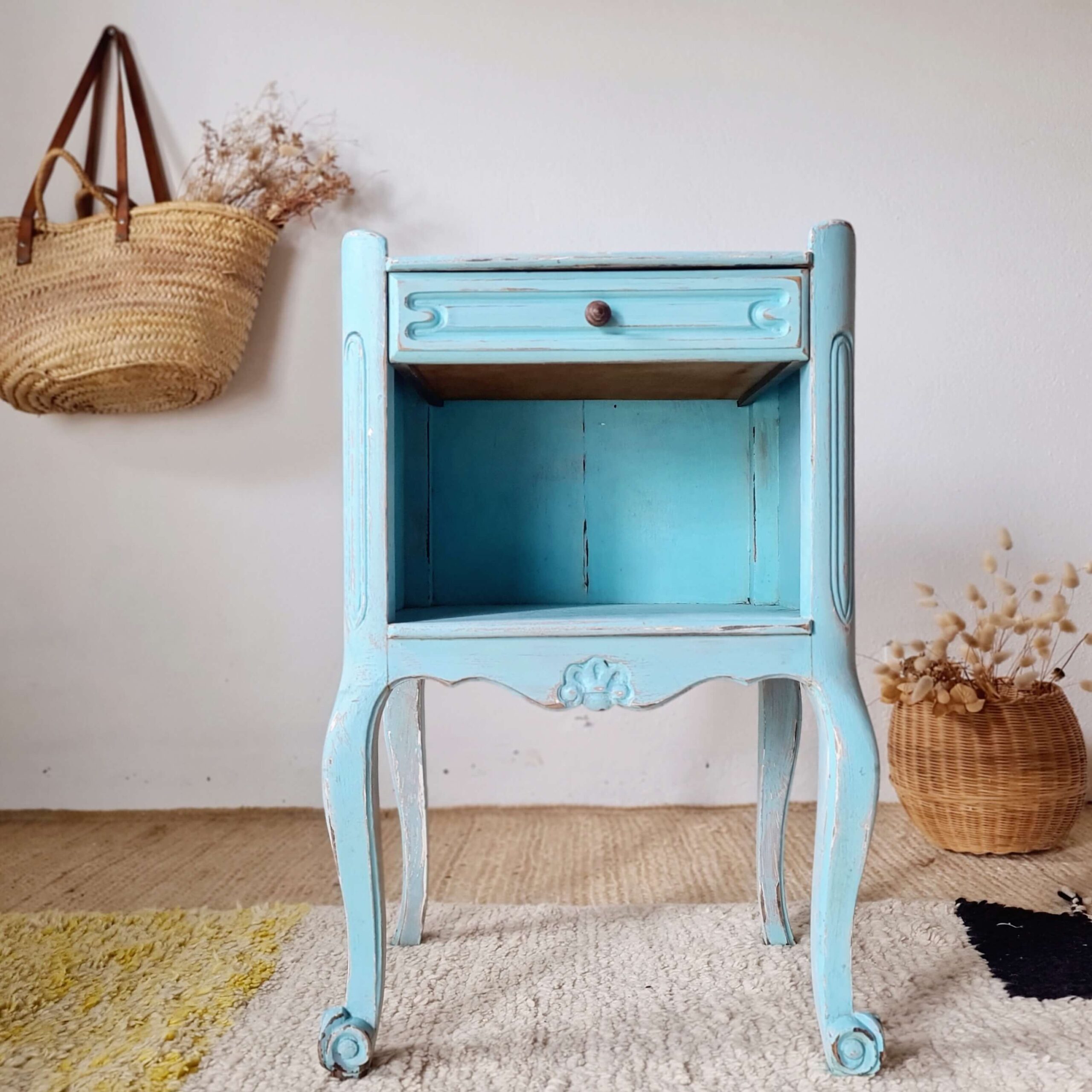 Petite table de nuit vintage bleu turquoise esprit meuble de métier ou de brocante.