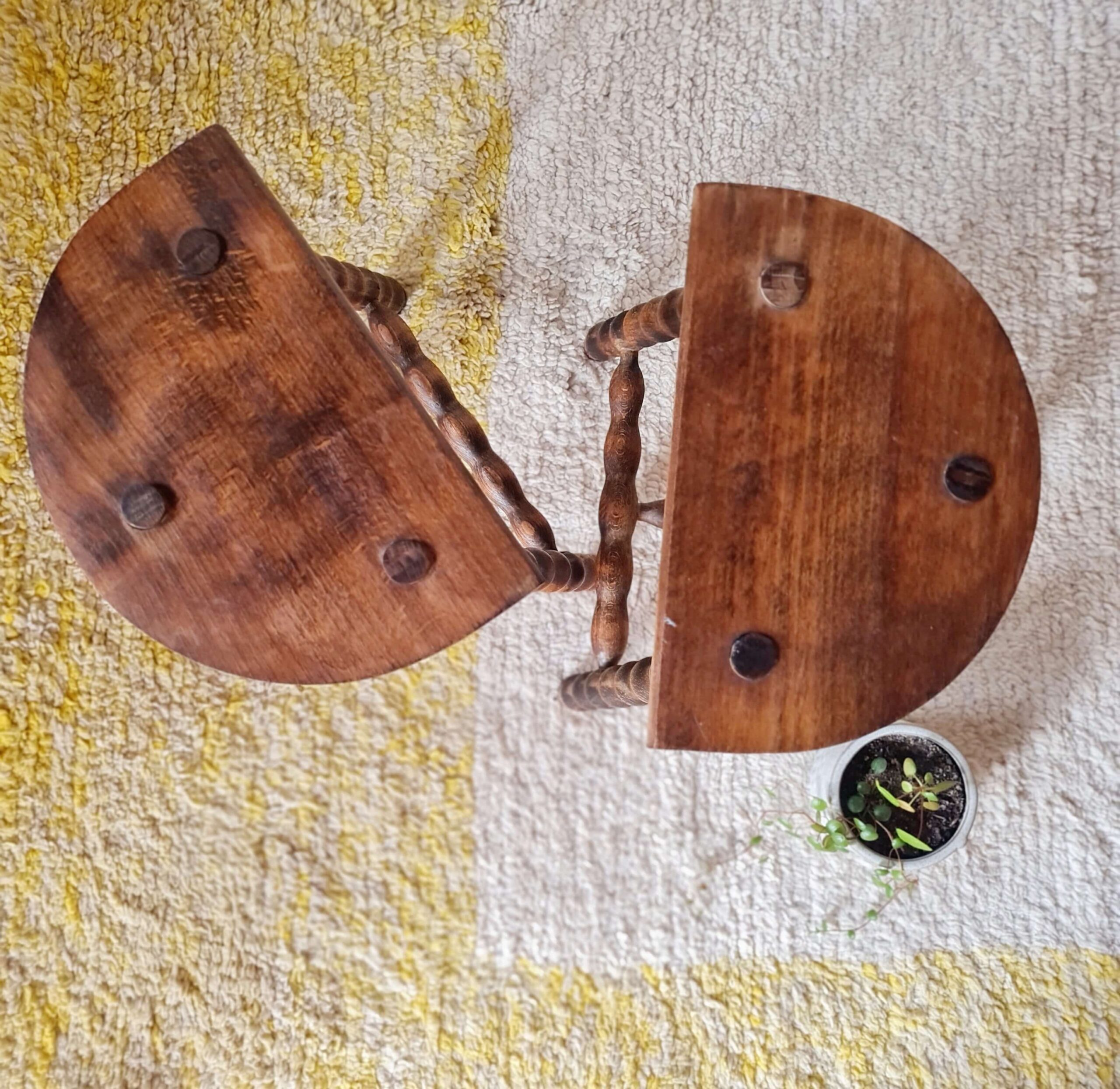 Vue de dessus d'une paire de tabourets vintage en bois massif montrant la structure d'assemblage à tenons.