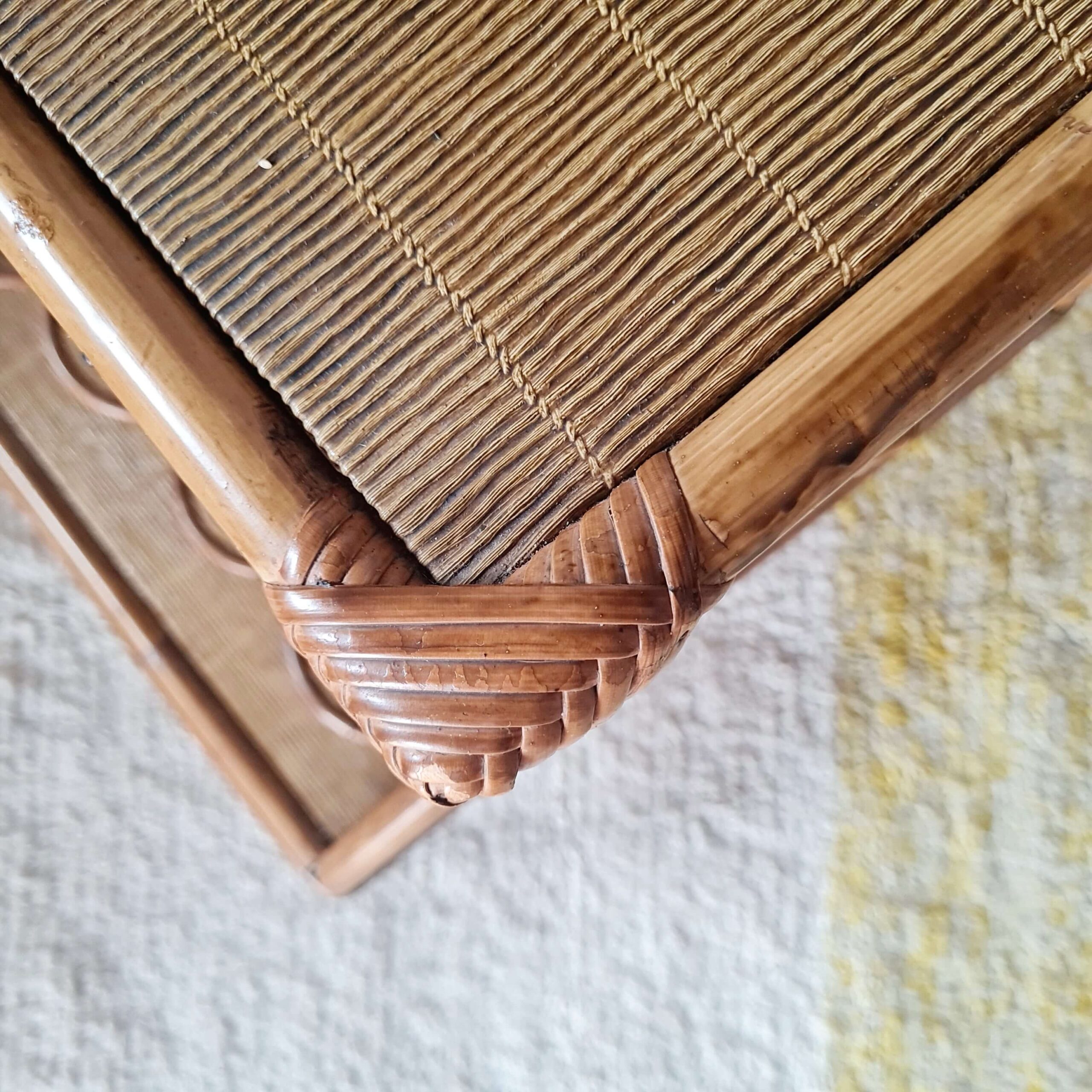 Détail de la finition et du tressage artisanal d'un angle de meuble vintage en rotin.