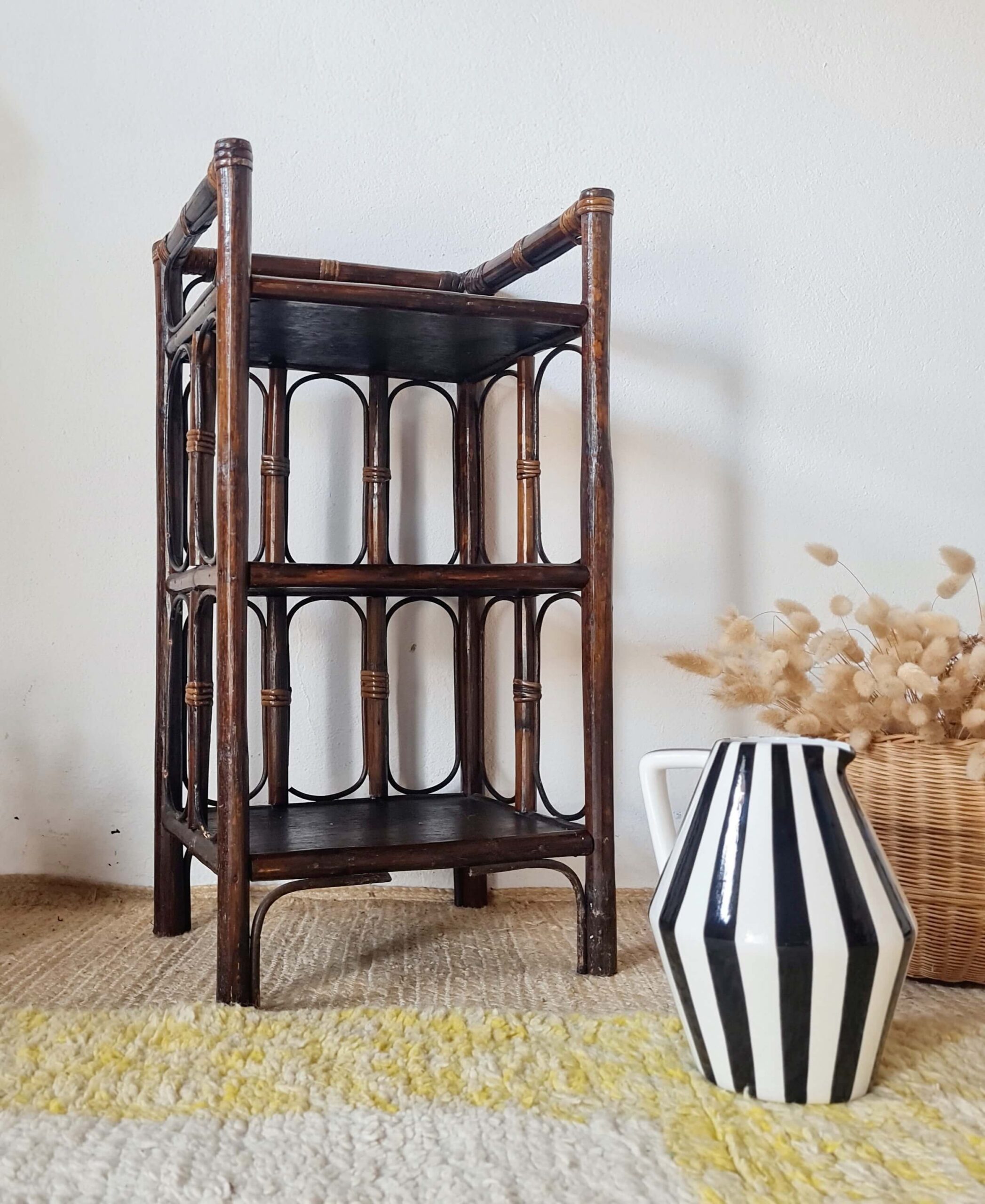 Étagère de rangement vintage en rotin et bambou foncé aux lignes épurées.