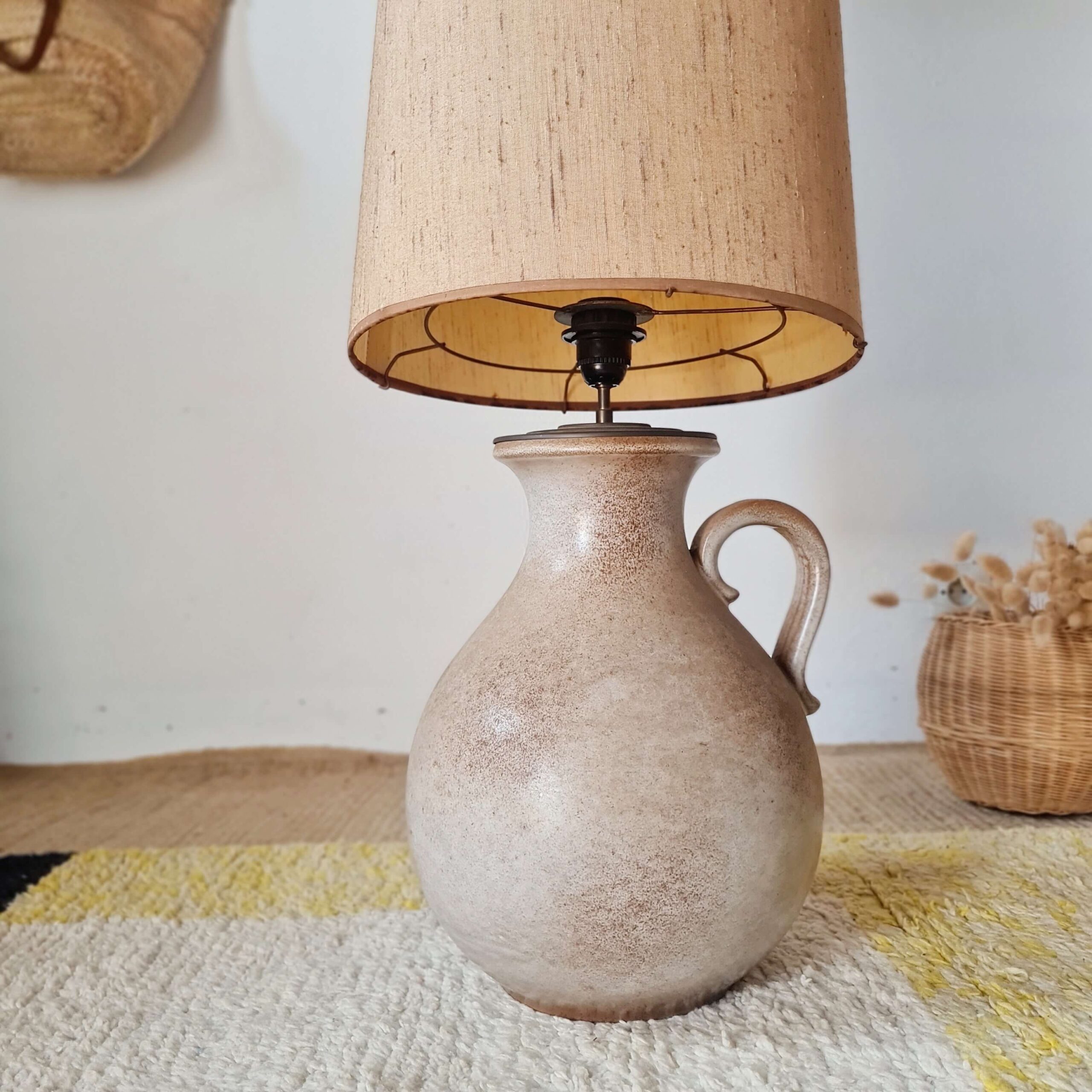 Lampe de salon style bohème en céramique sur tapis berbère.
