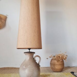 Lampe de table vintage en céramique beige avec abat-jour en lin.