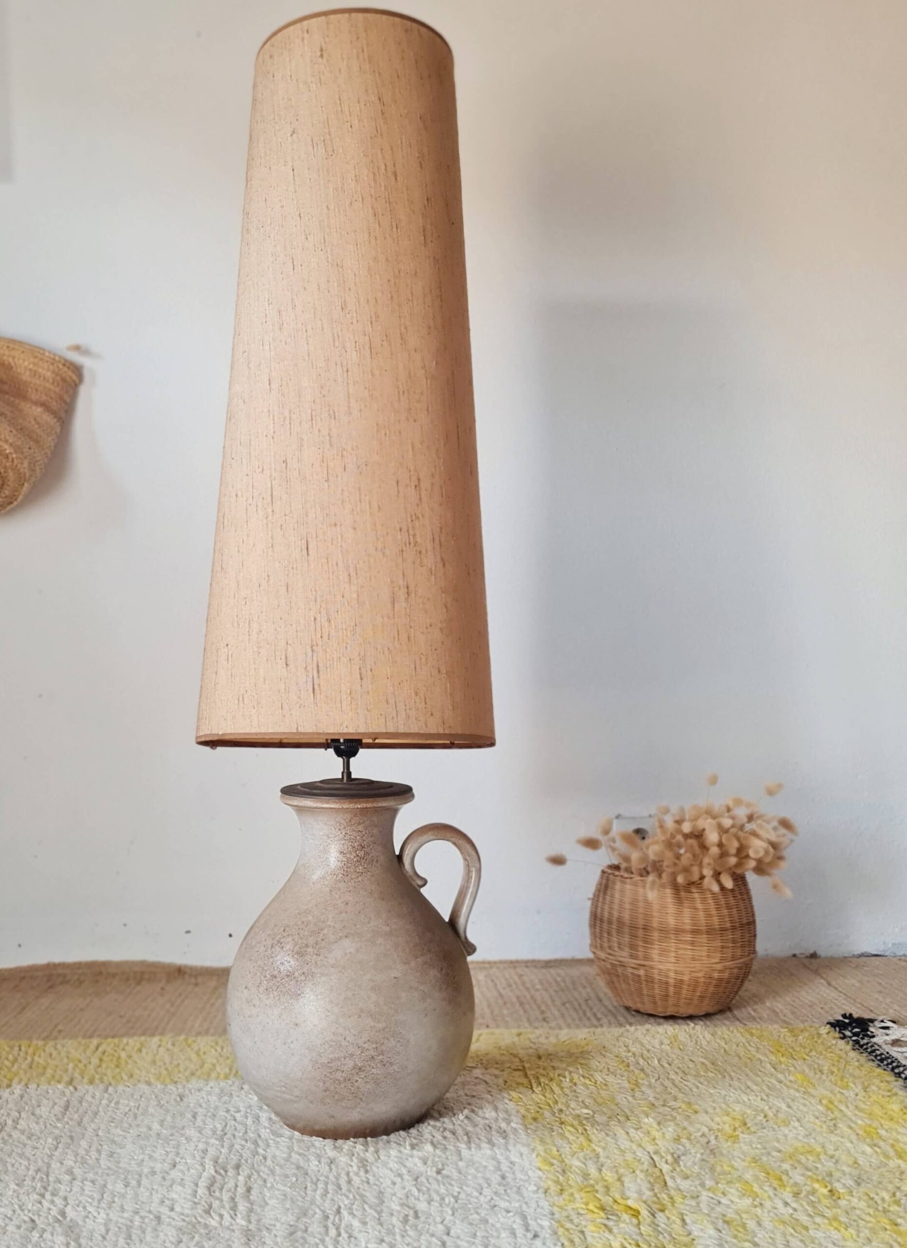 Lampe de table vintage en céramique beige avec abat-jour en lin.
