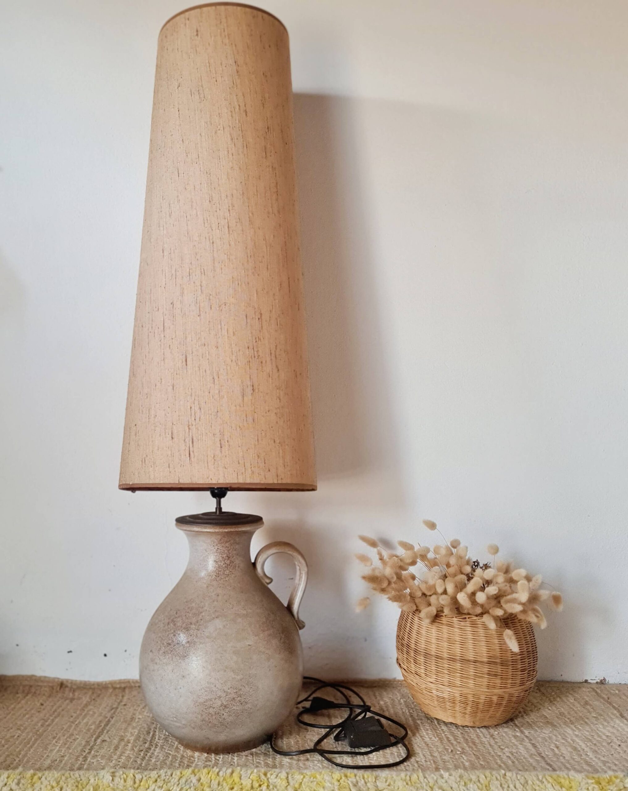 Lampe de table vintage en céramique beige avec abat-jour en lin.