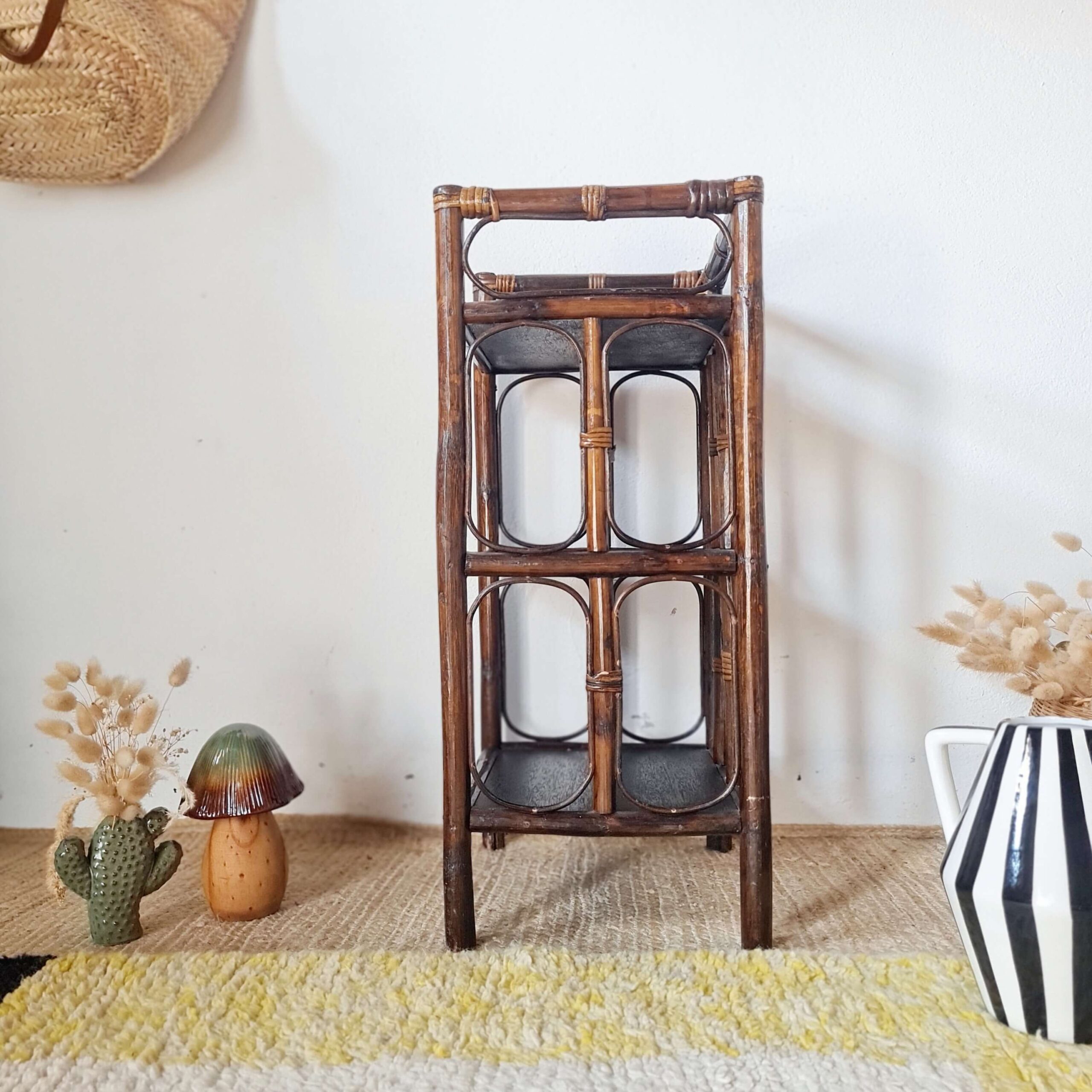 Meuble de rangement bas en rotin brun foncé au design ajouré, style bohème vintage.