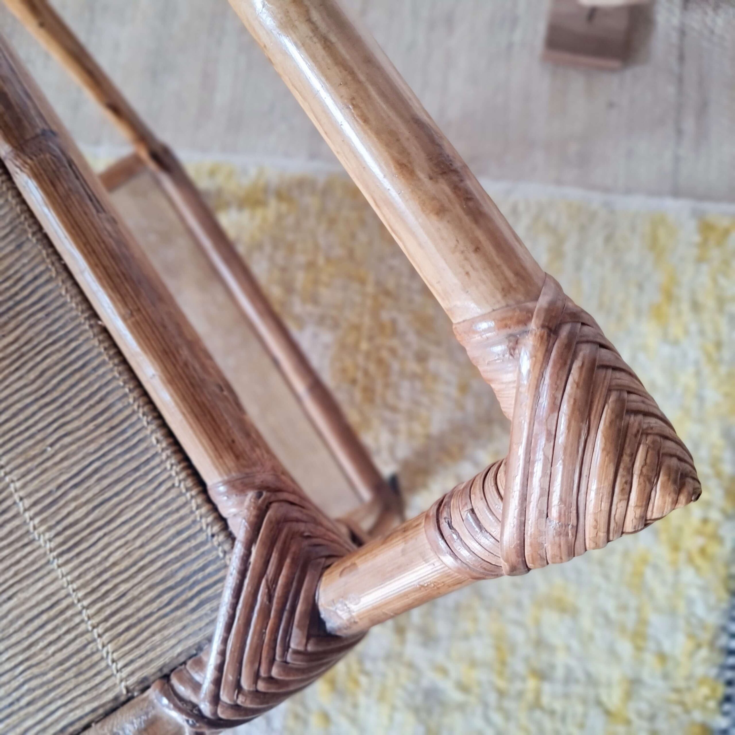 Zoom sur la structure en bambou et les ligatures tressées d'une desserte ancienne.
