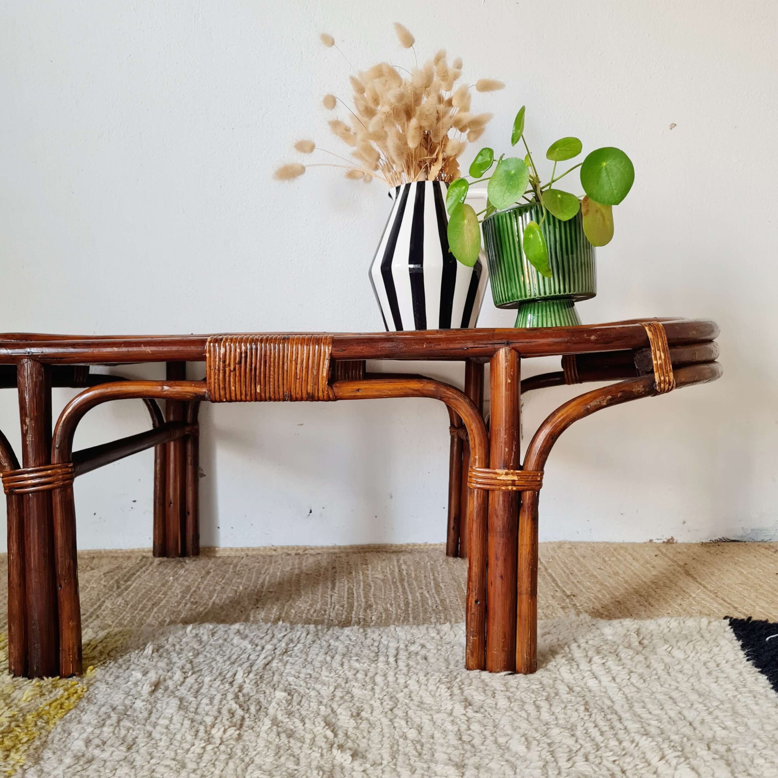 Table basse rétro en rotin tressé et piétement robuste