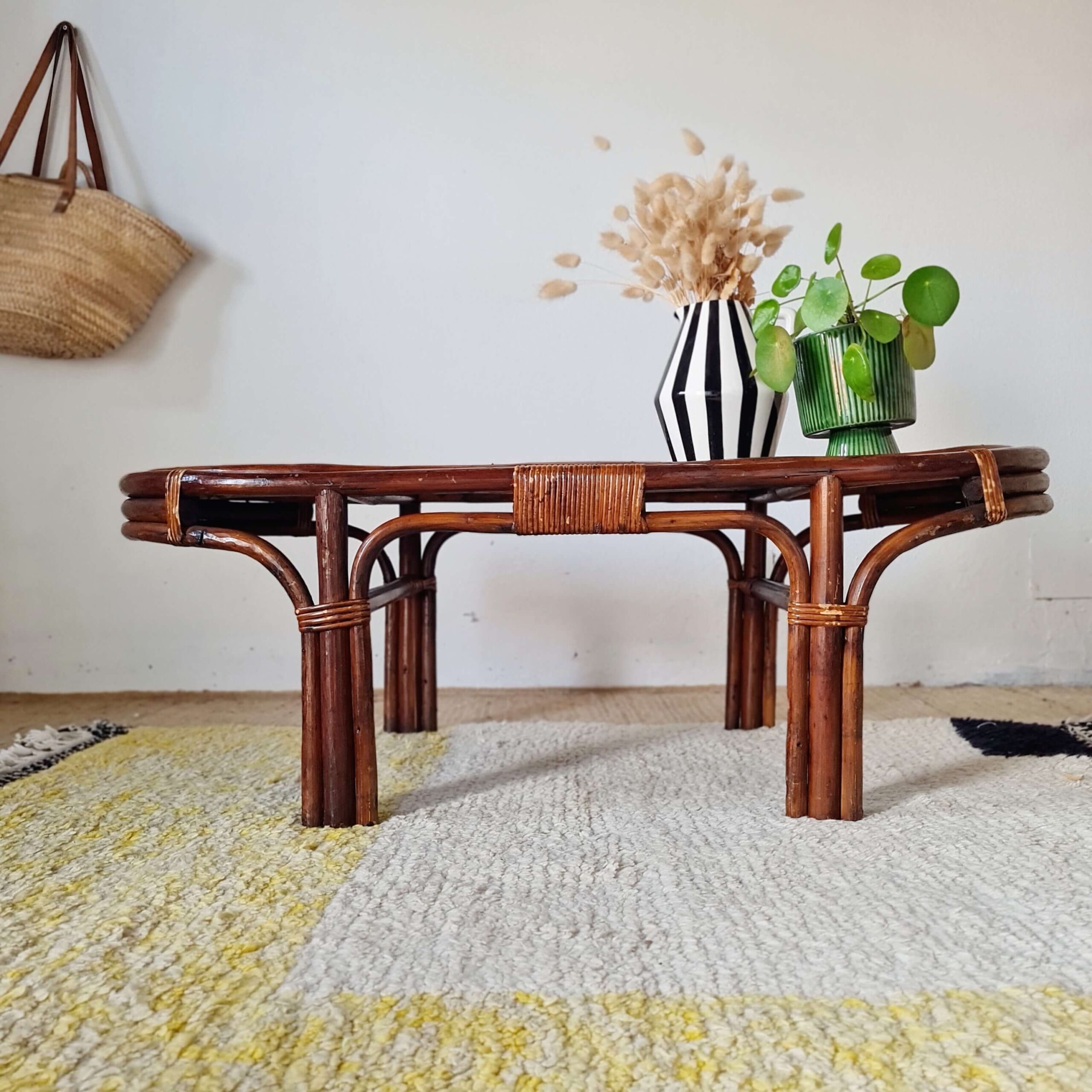 Mobilier rétro : table basse ovale en rotin patiné