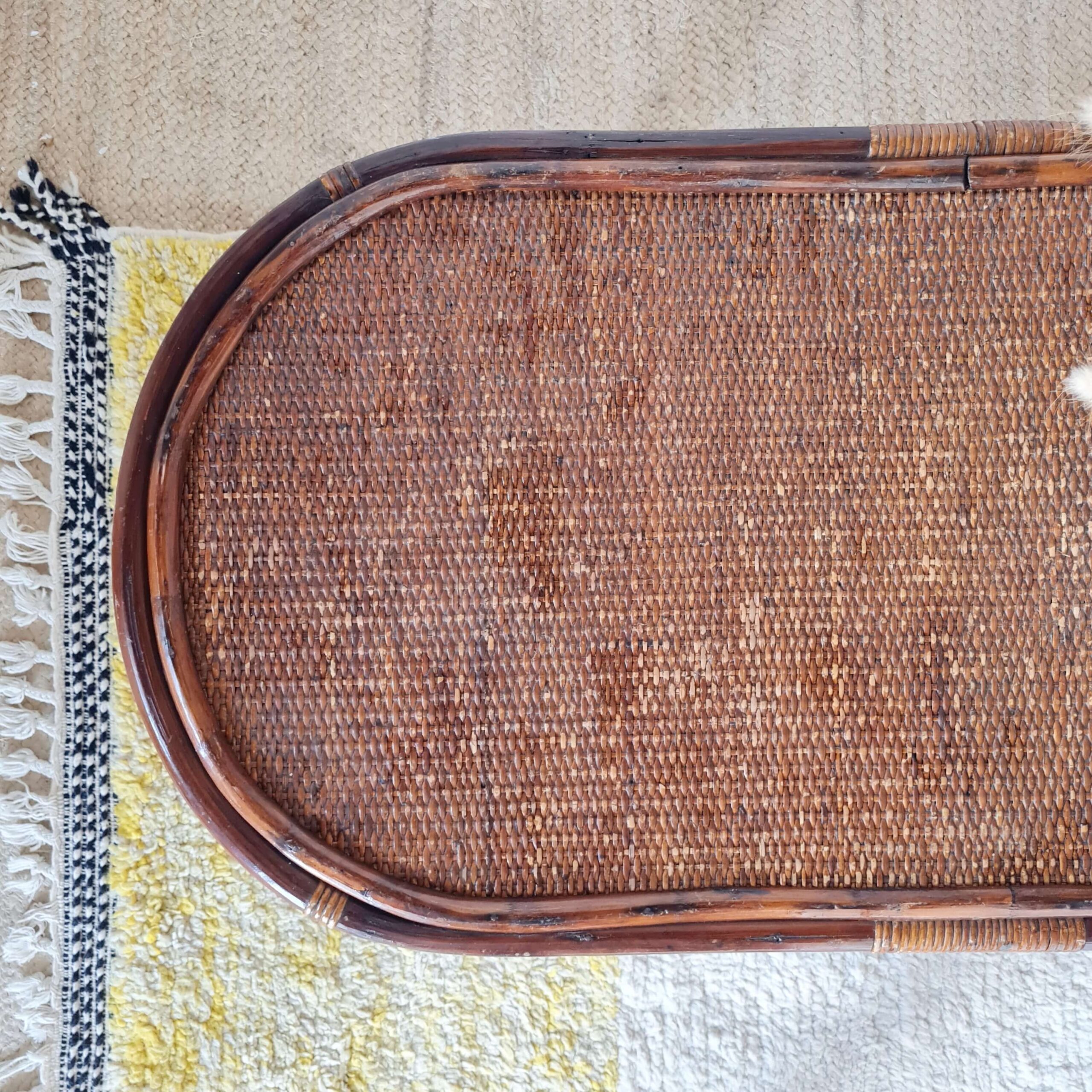 Table de salon vintage en rotin marron avec plateau tressé