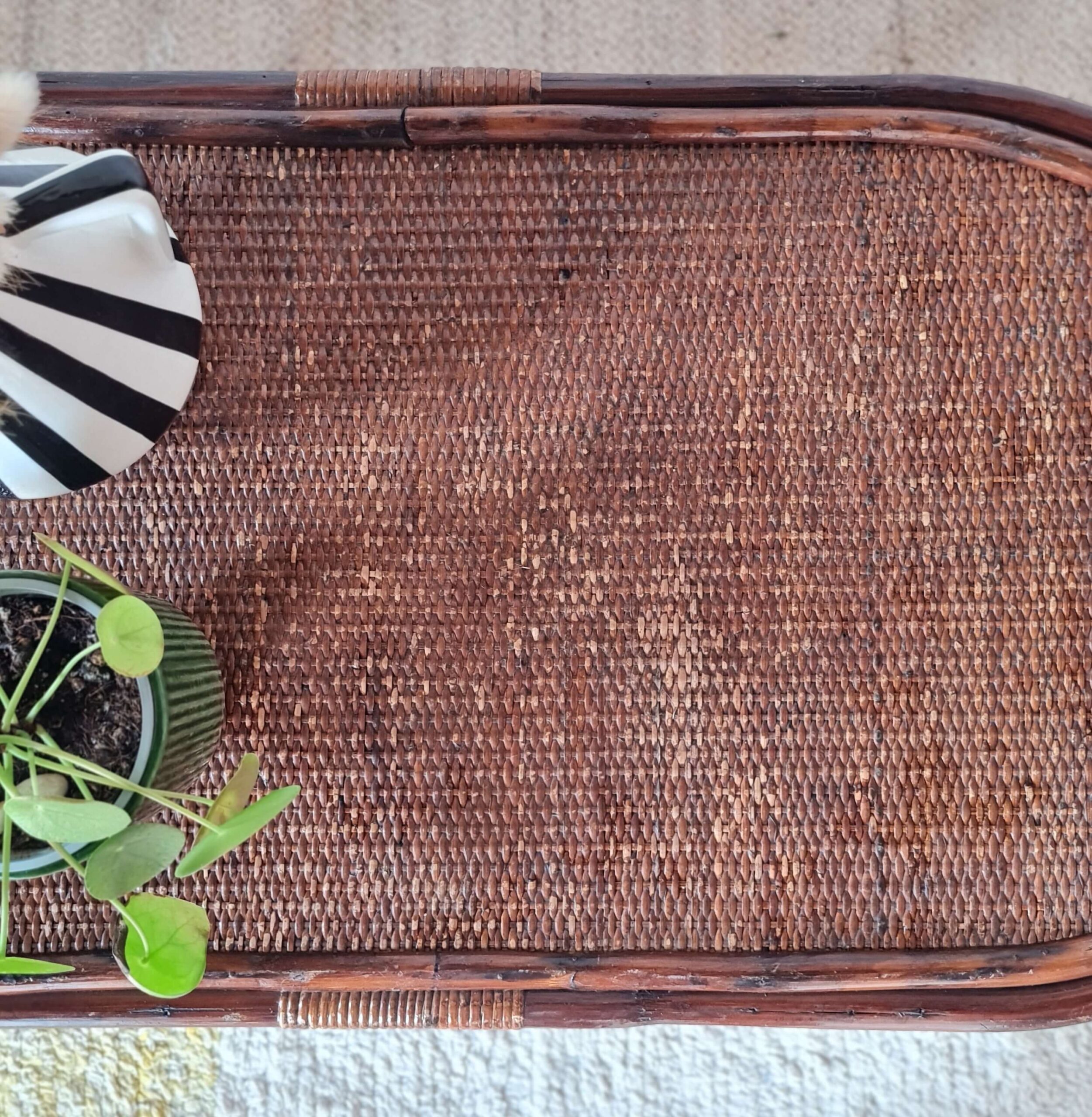 Table basse de salon en rotin tressé vintage, design intemporel