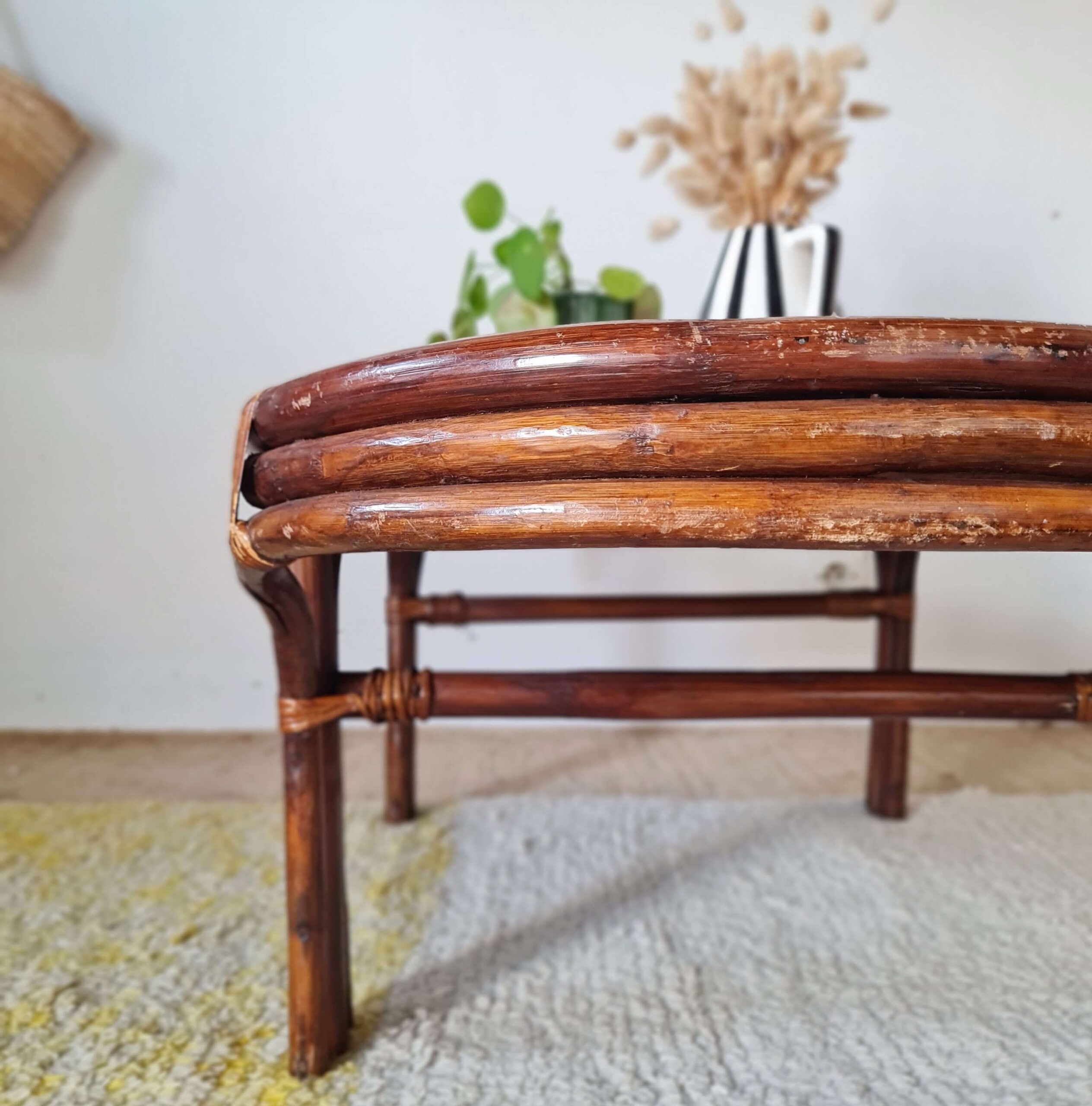 Mobilier rétro : table basse ovale en rotin patiné