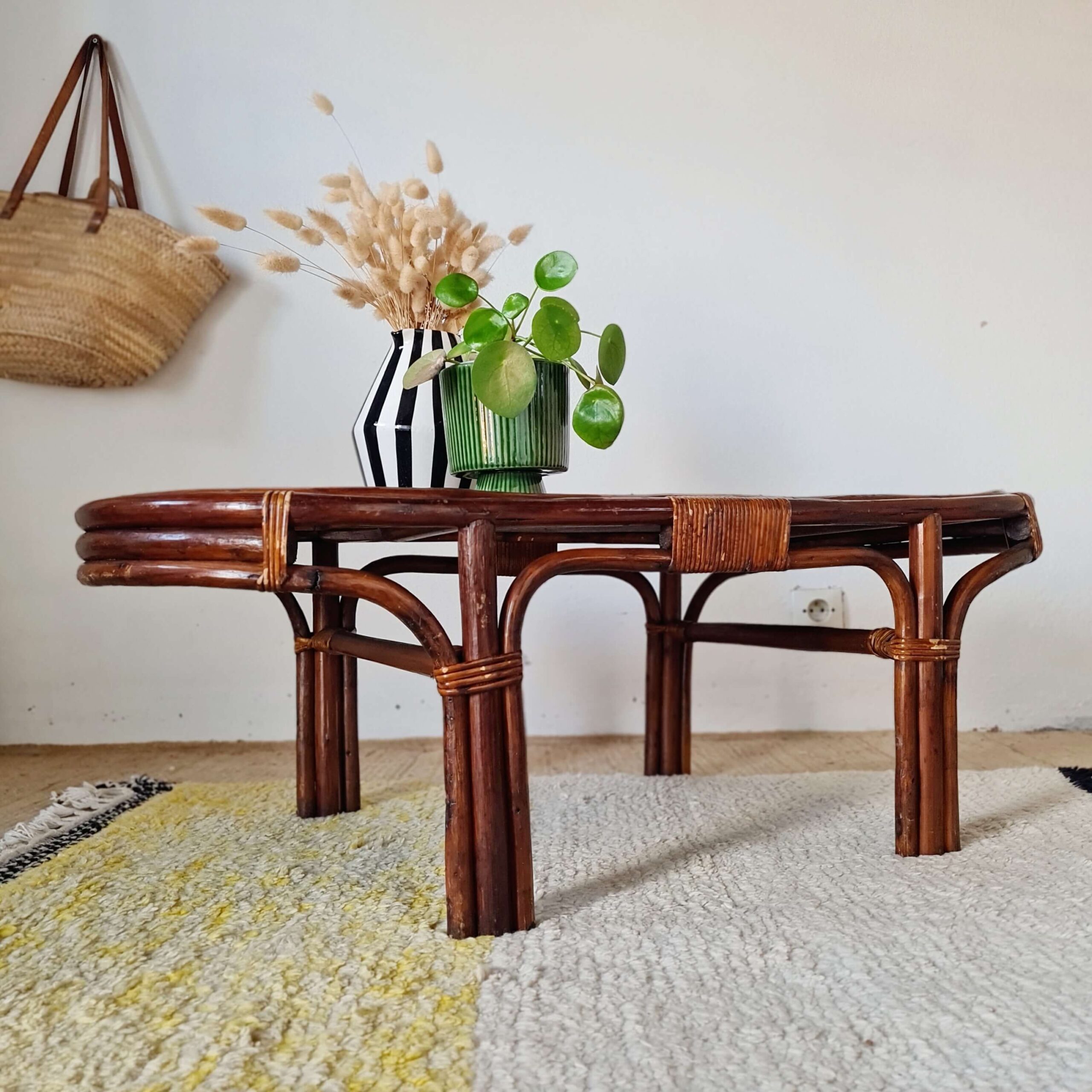 Table basse ovale en rotin brun foncé, années 70