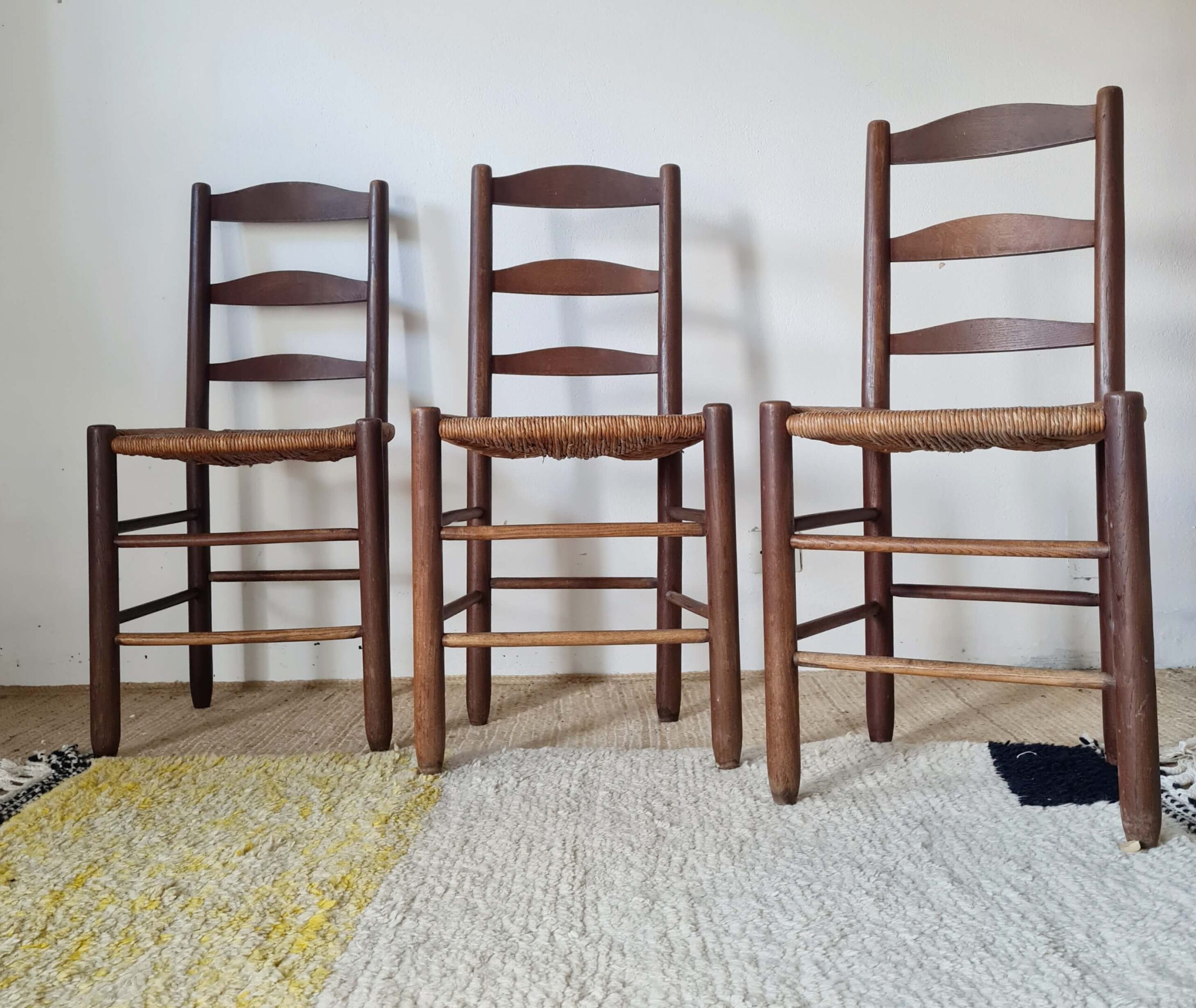Trio de chaises anciennes à la structure en bois et à l'assise en paille