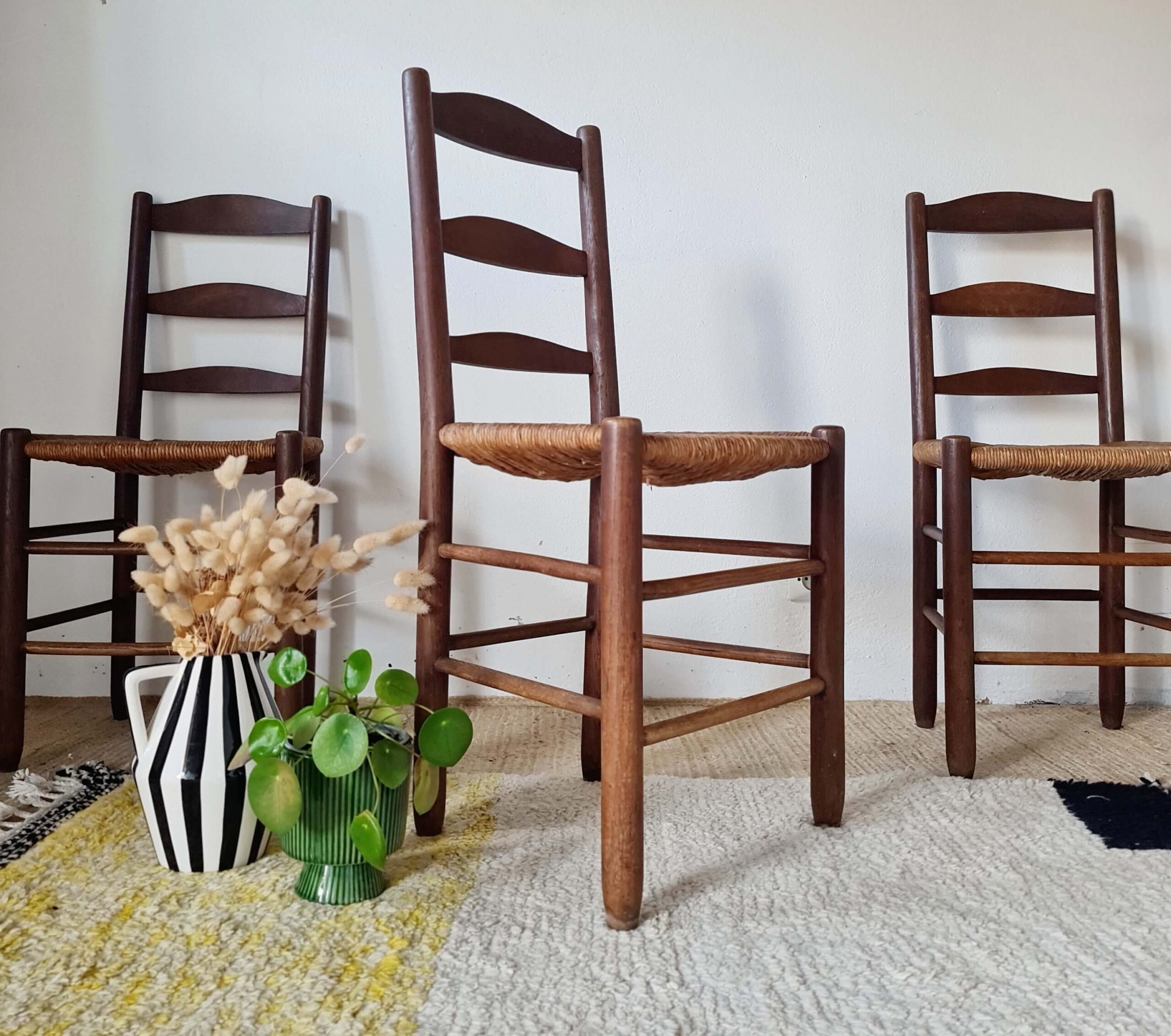 Trio de chaises en bois et assise en paille