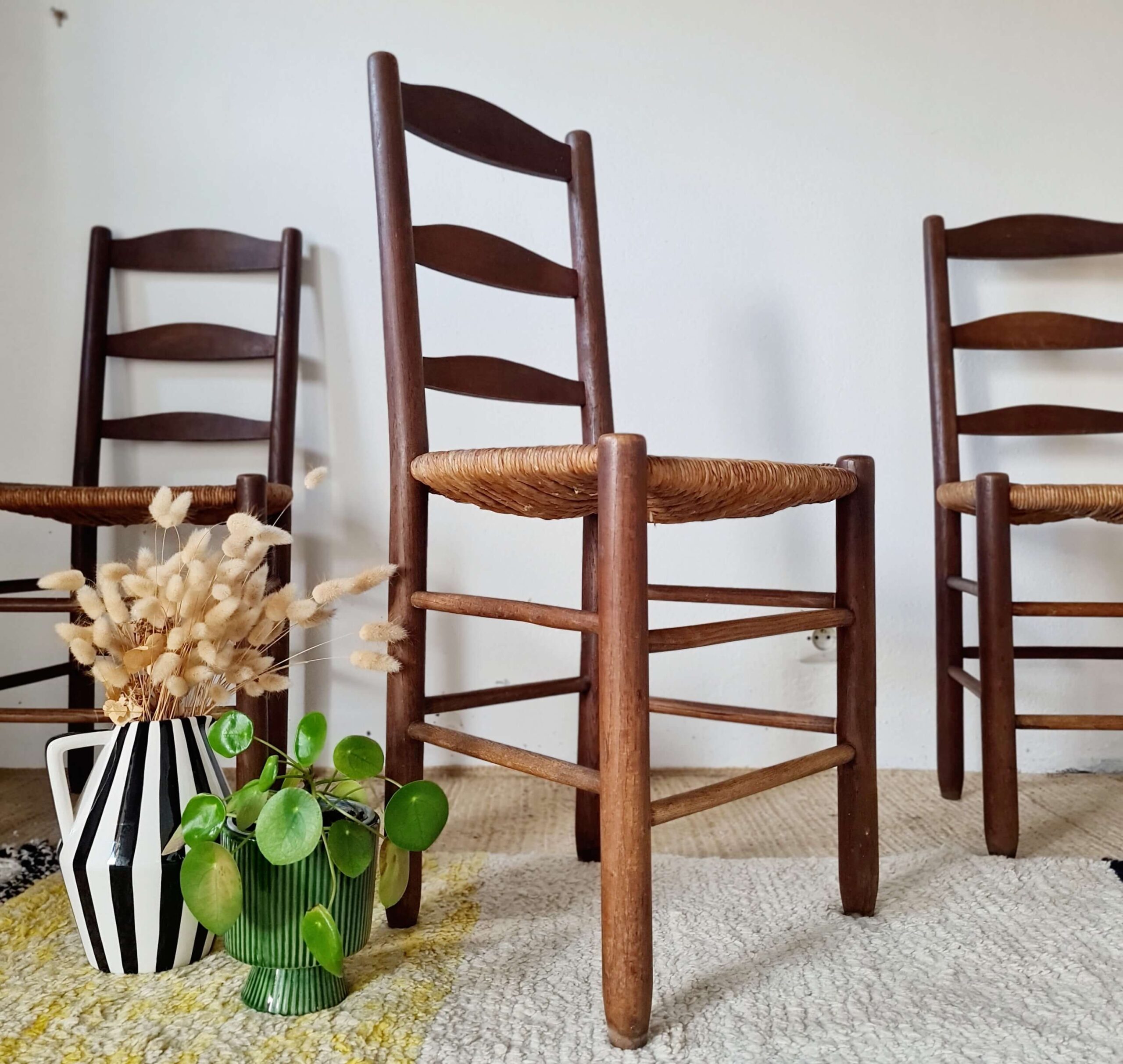 Ravissantes chaises de ferme en bois et assise en paille