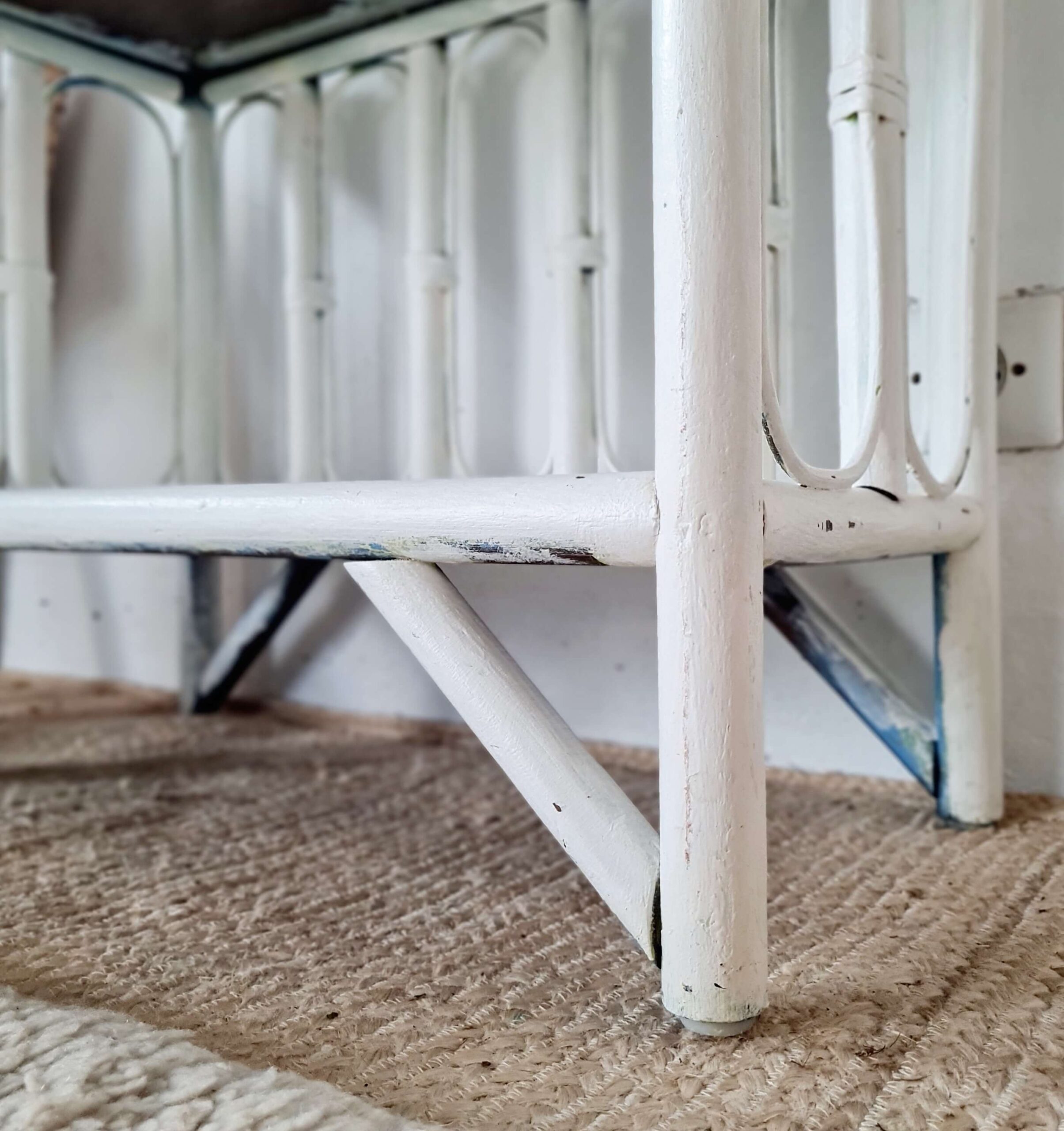 Étagère sur pieds en rotin blanc, esprit rétro