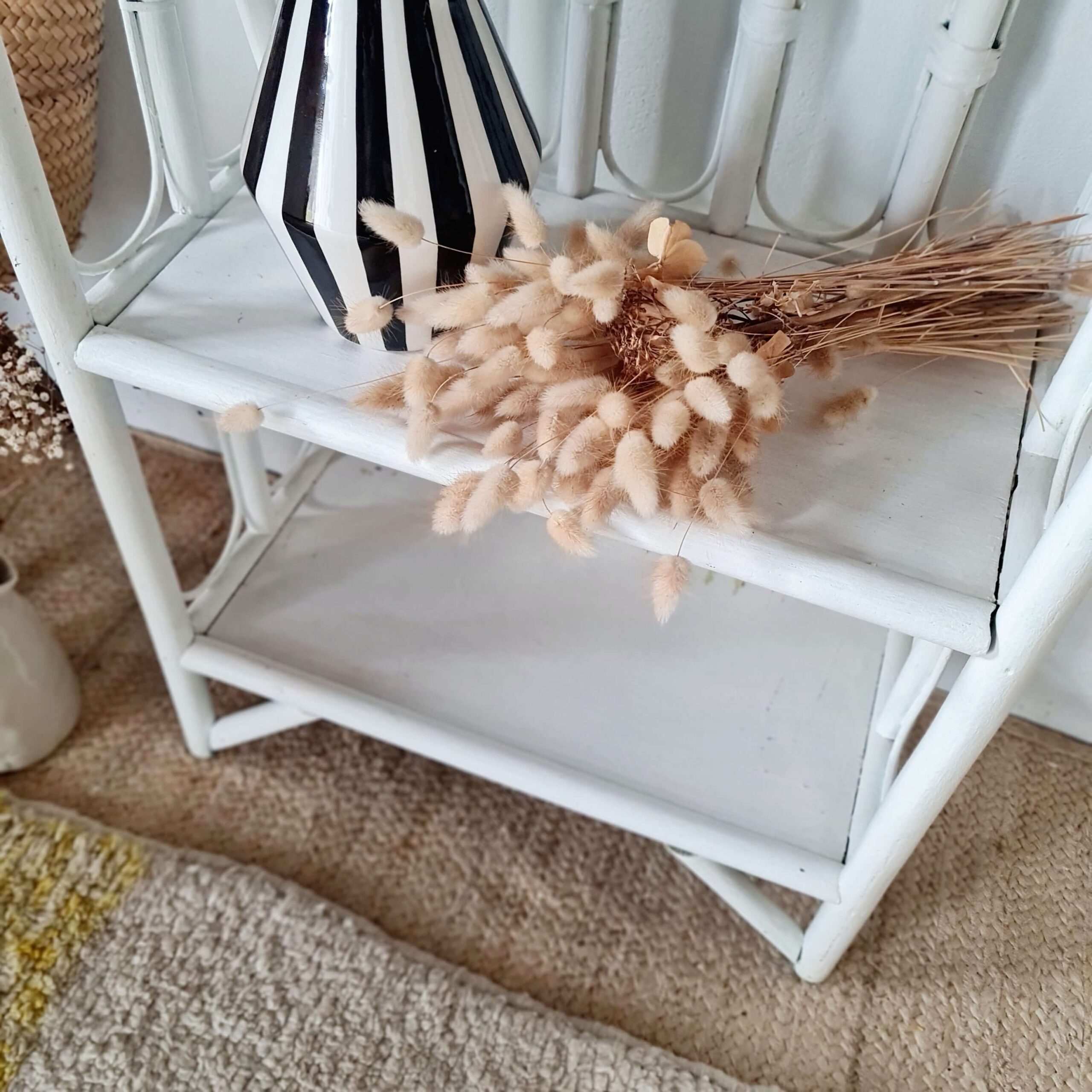 Meuble vintage en rotin blanc à étagères multiples