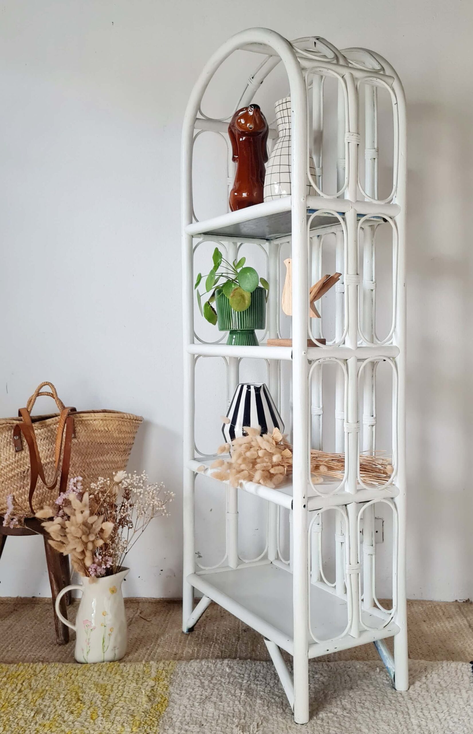 Étagère haute en rotin blanc style vintage