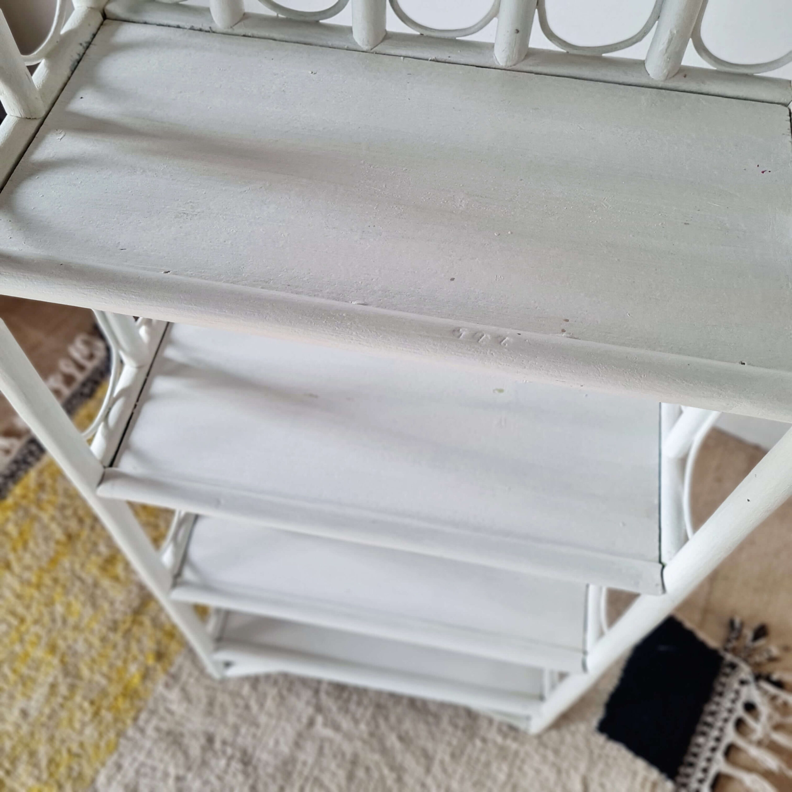 Grande étagère ancienne en rotin peint en blanc, style bohème chic
