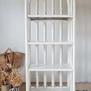 Grande étagère ancienne en rotin peint en blanc, style bohème chic