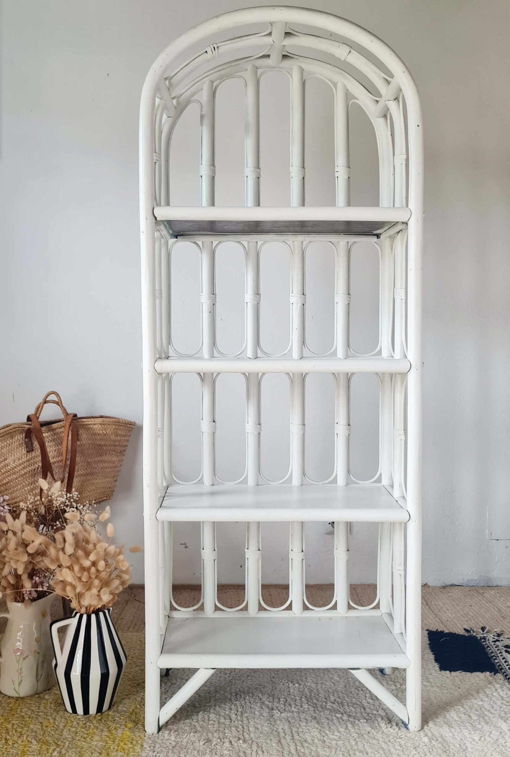 Grande étagère ancienne en rotin peint en blanc, style bohème chic