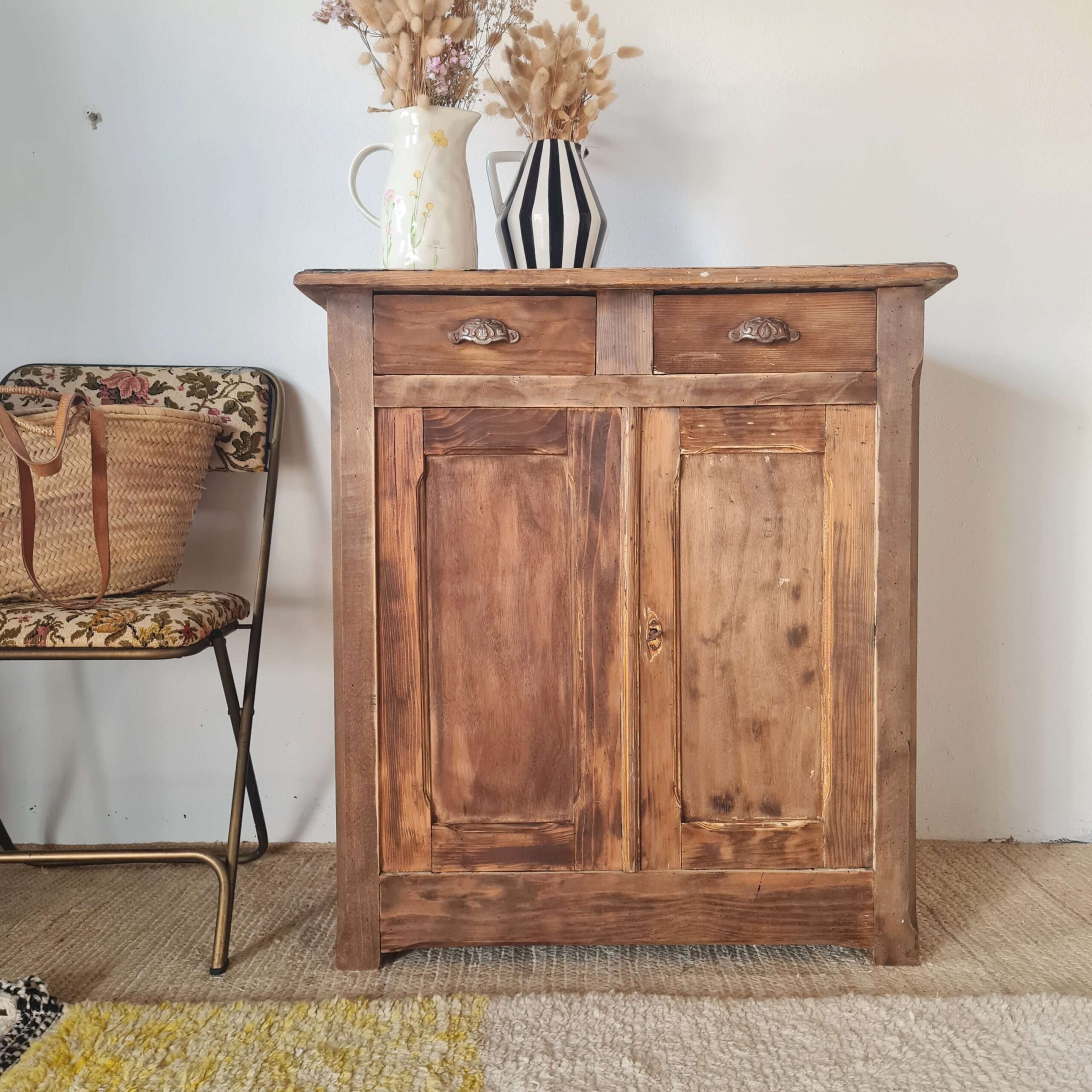 Petit buffet parisien ancien en bois brut